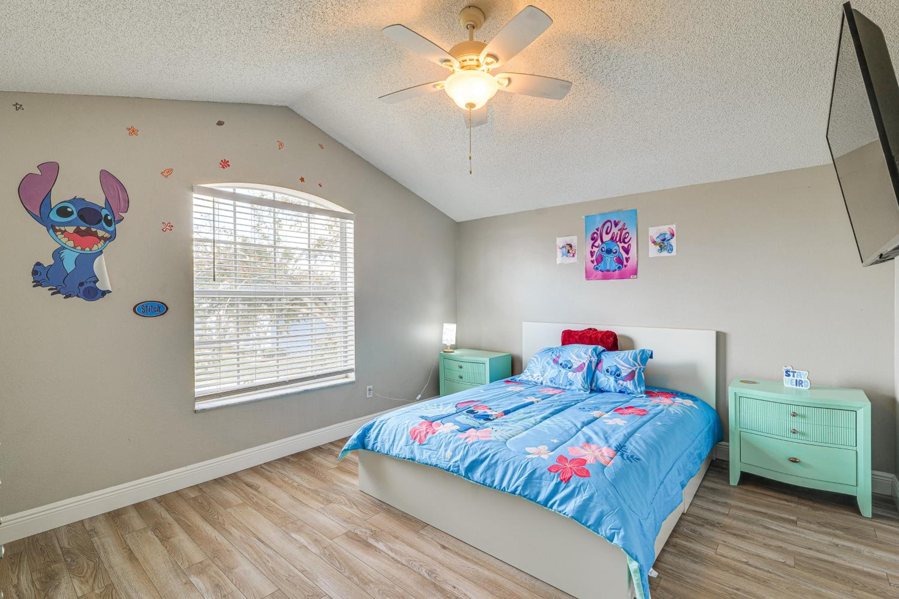 Group-Ready Theme Park Hub with Pool in Davenport