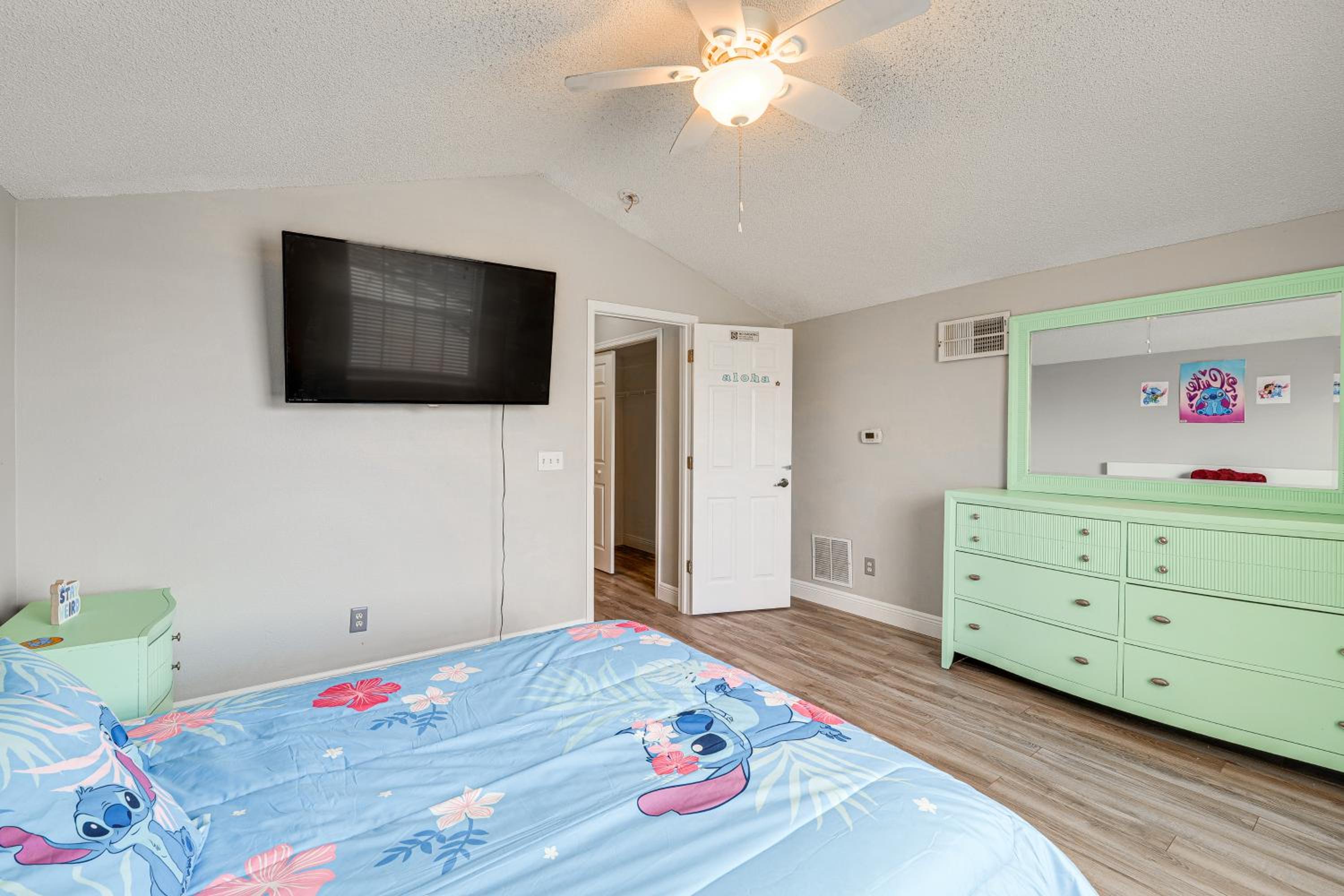Group-Ready Theme Park Hub with Pool in Davenport