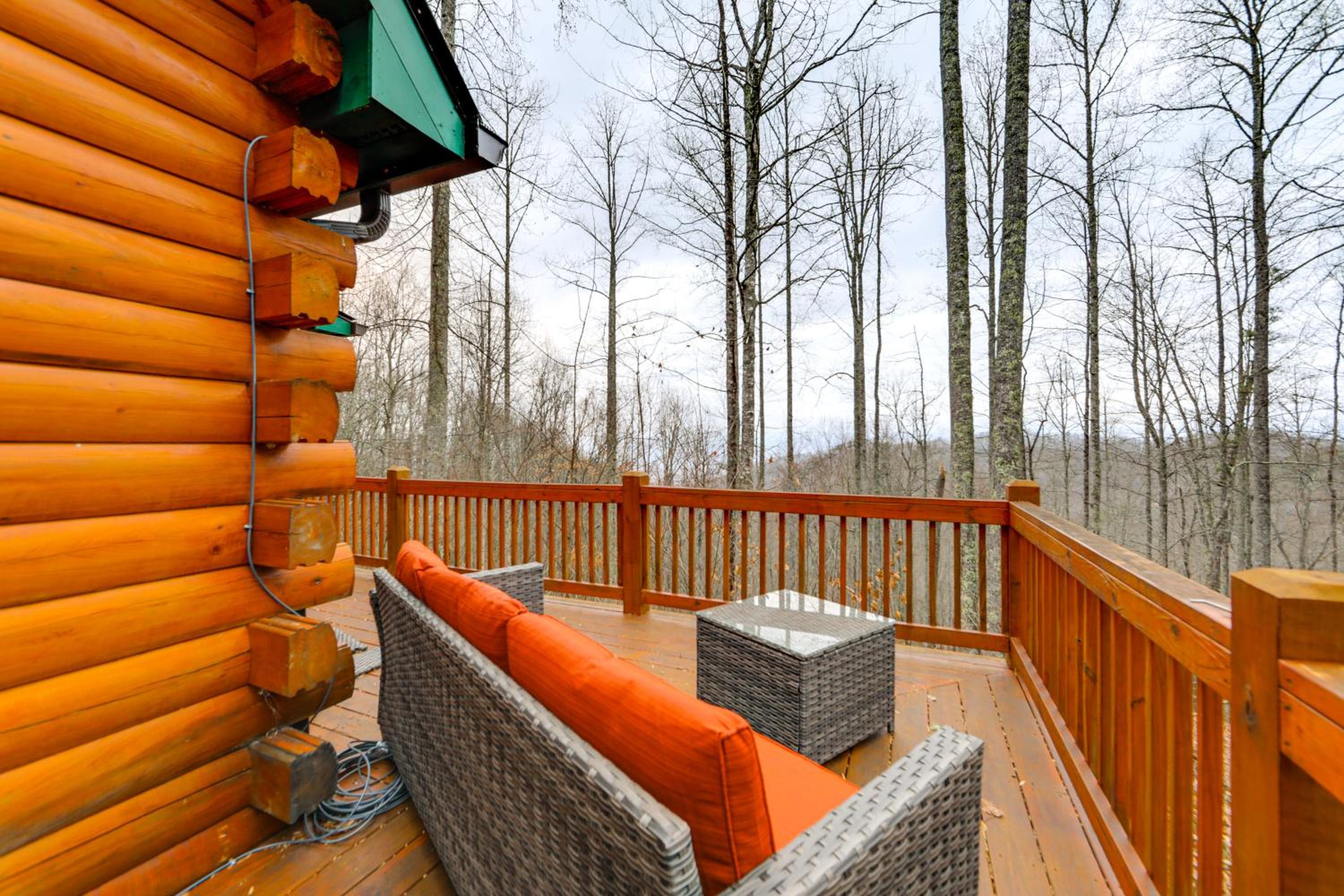 11 Mi to Great Smoky Mountains NP Modern Cabin