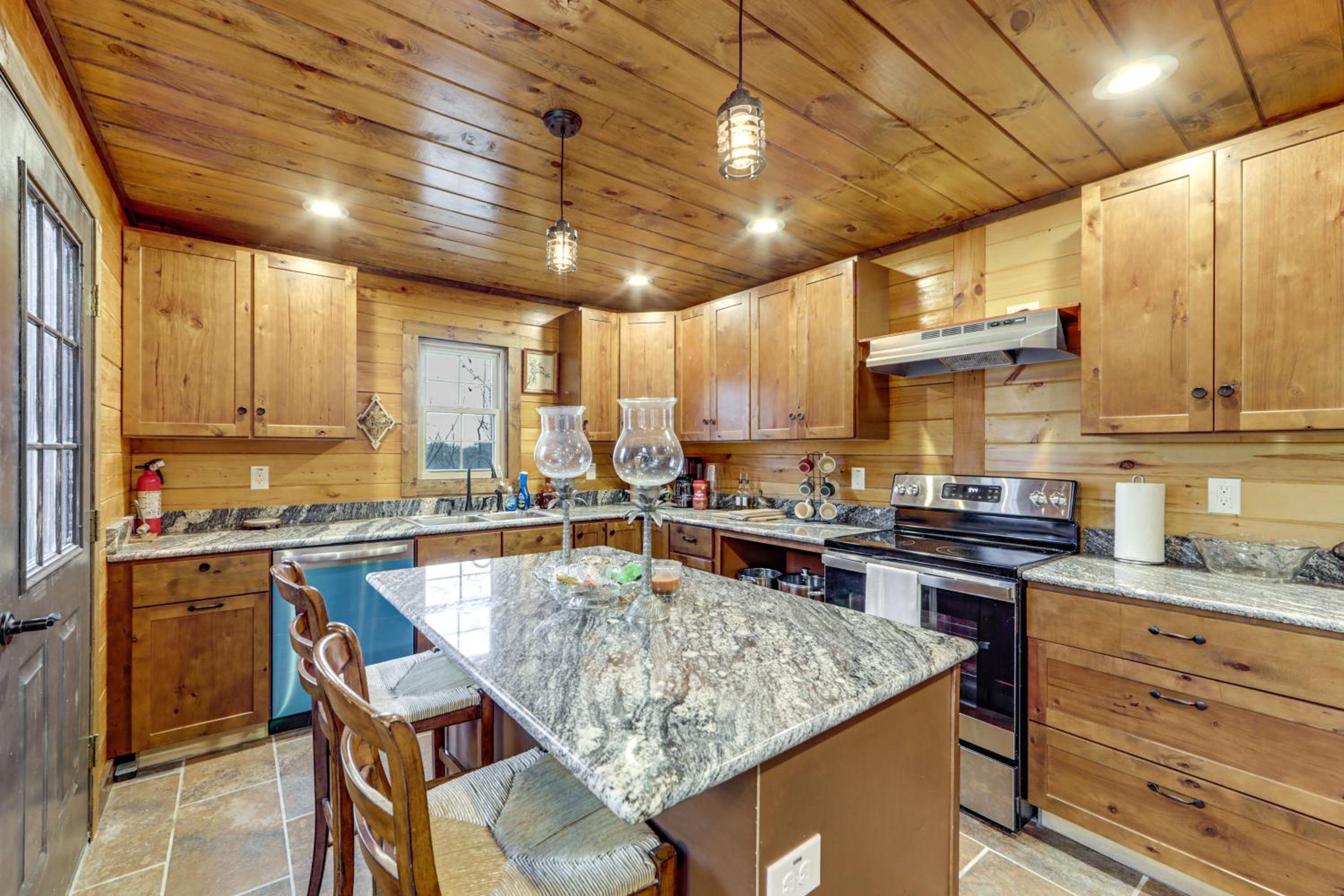 11 Mi to Great Smoky Mountains NP Modern Cabin