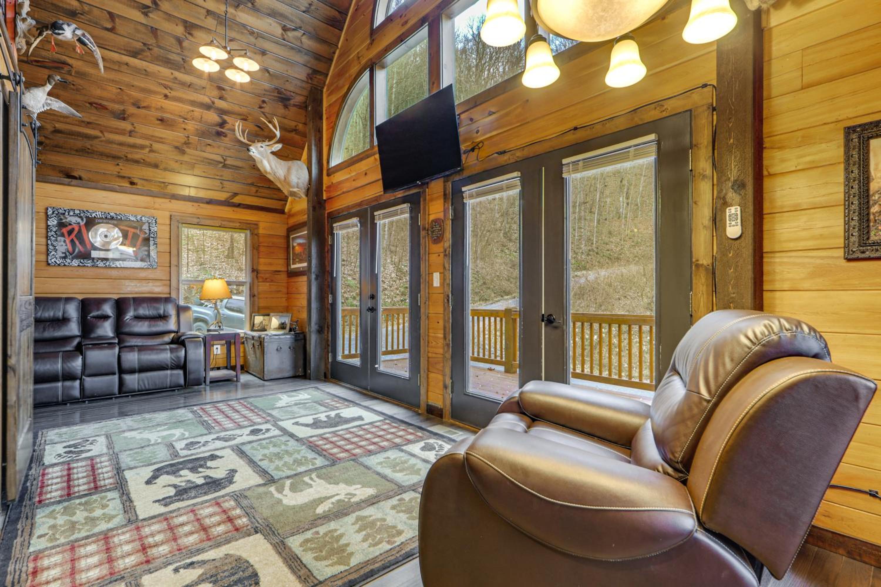 11 Mi to Great Smoky Mountains NP Modern Cabin