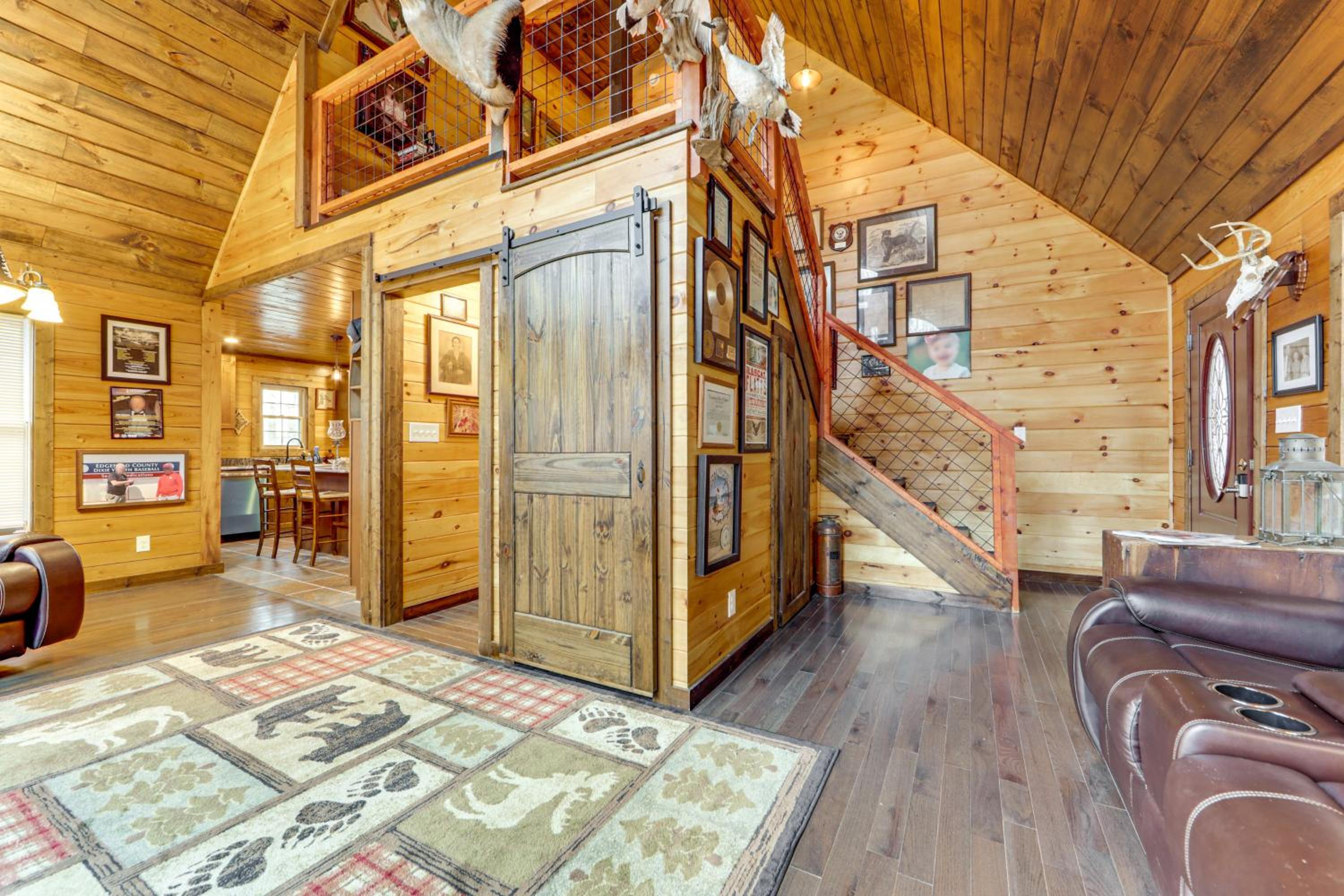 11 Mi to Great Smoky Mountains NP Modern Cabin