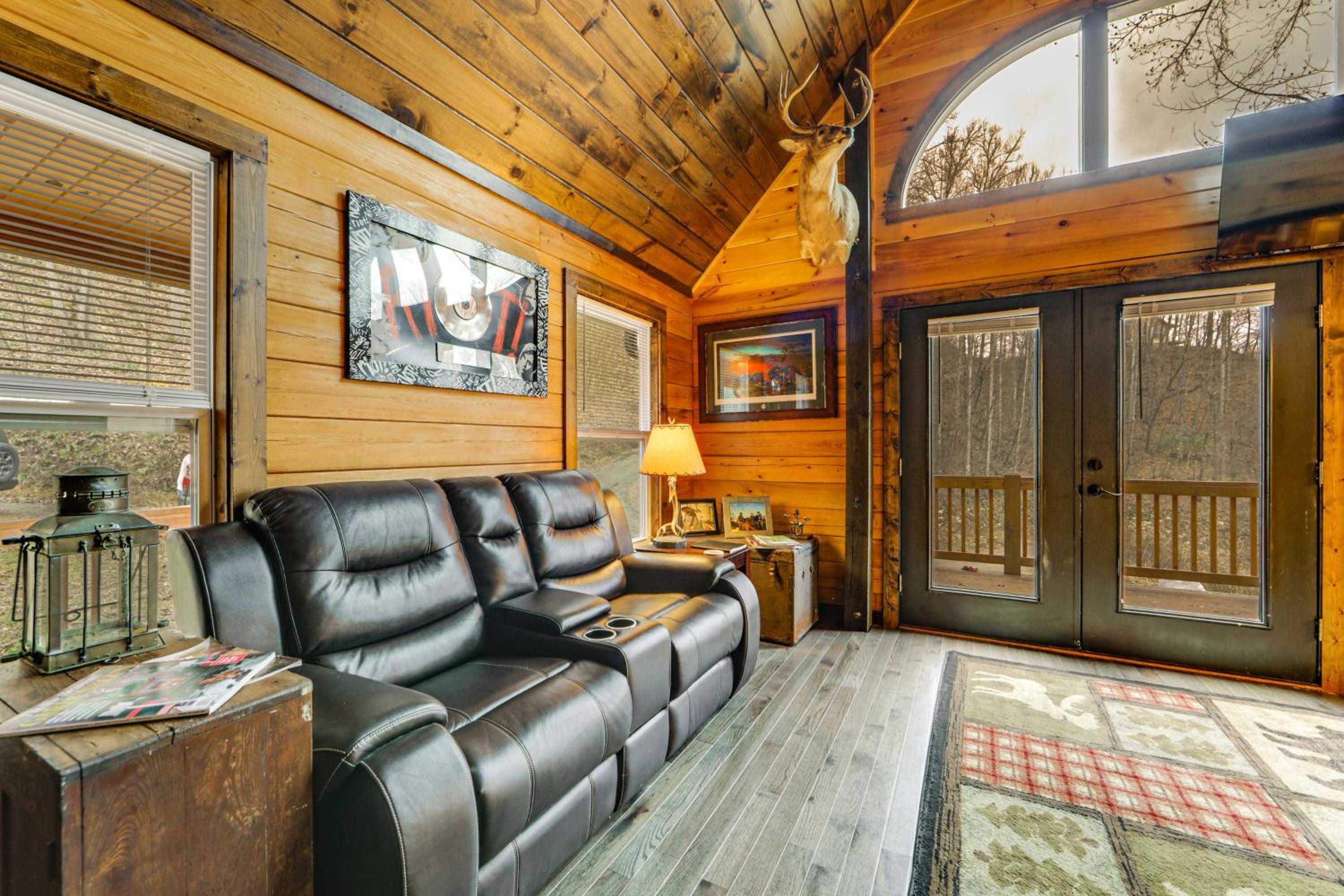 11 Mi to Great Smoky Mountains NP Modern Cabin