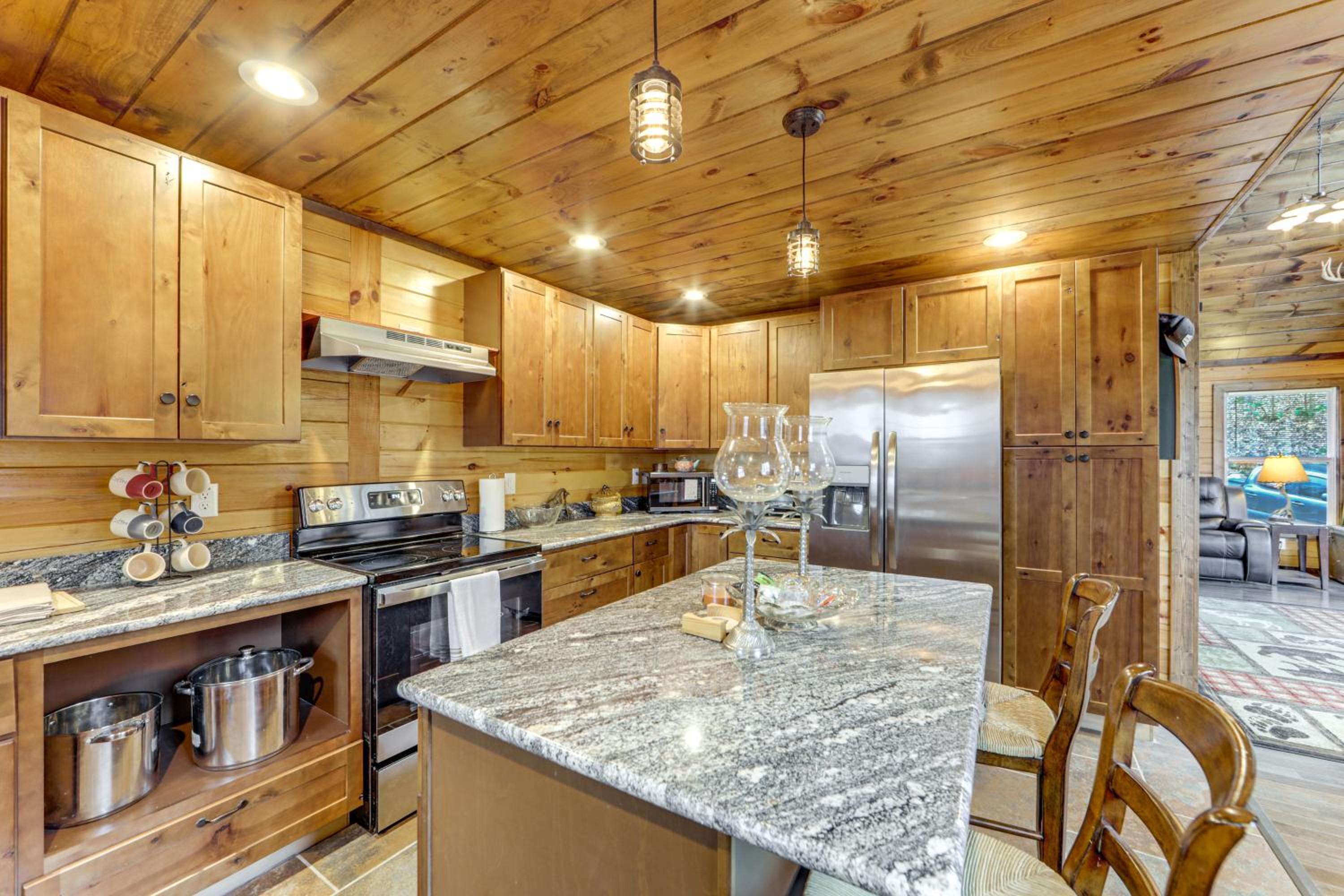 11 Mi to Great Smoky Mountains NP Modern Cabin