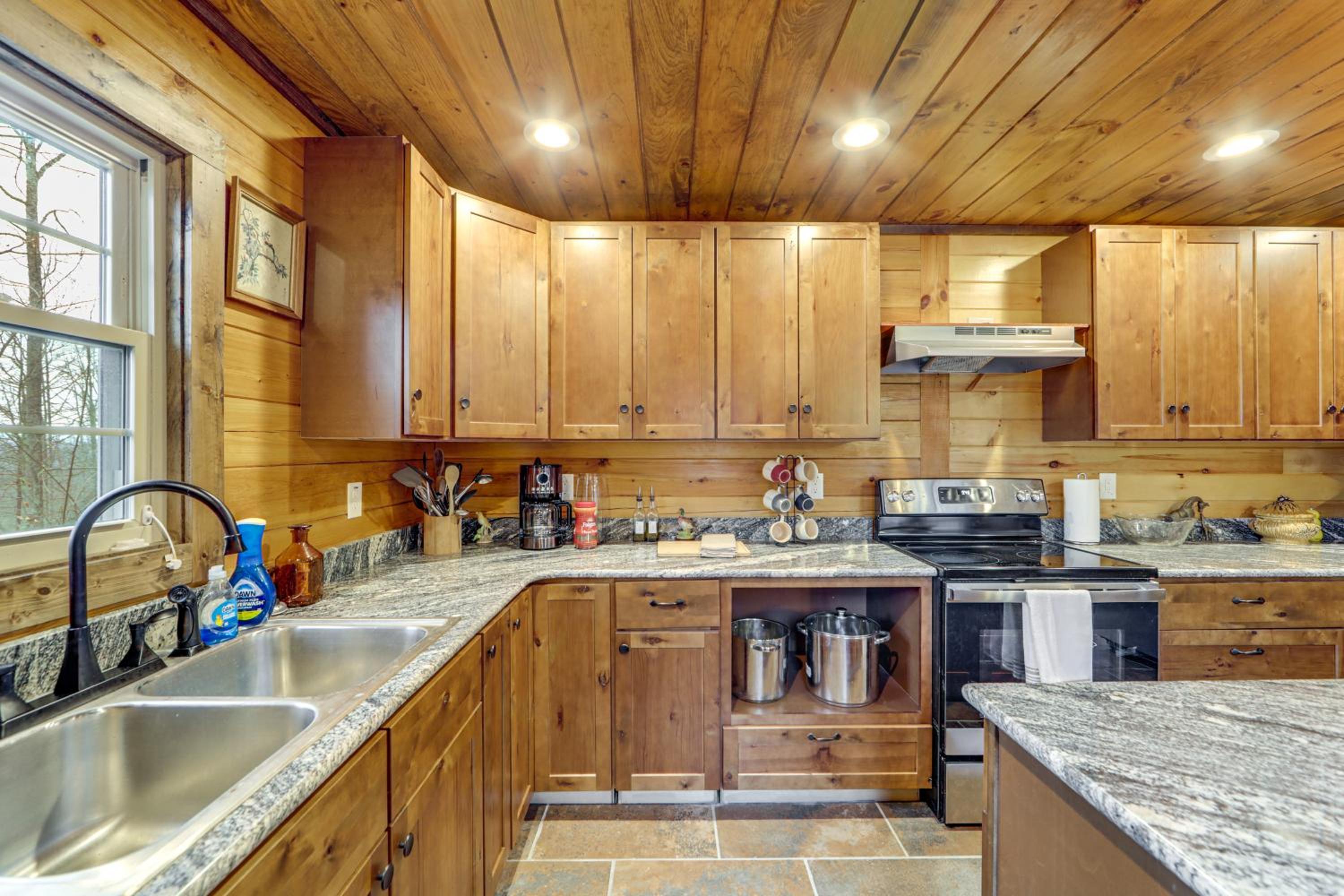 11 Mi to Great Smoky Mountains NP Modern Cabin