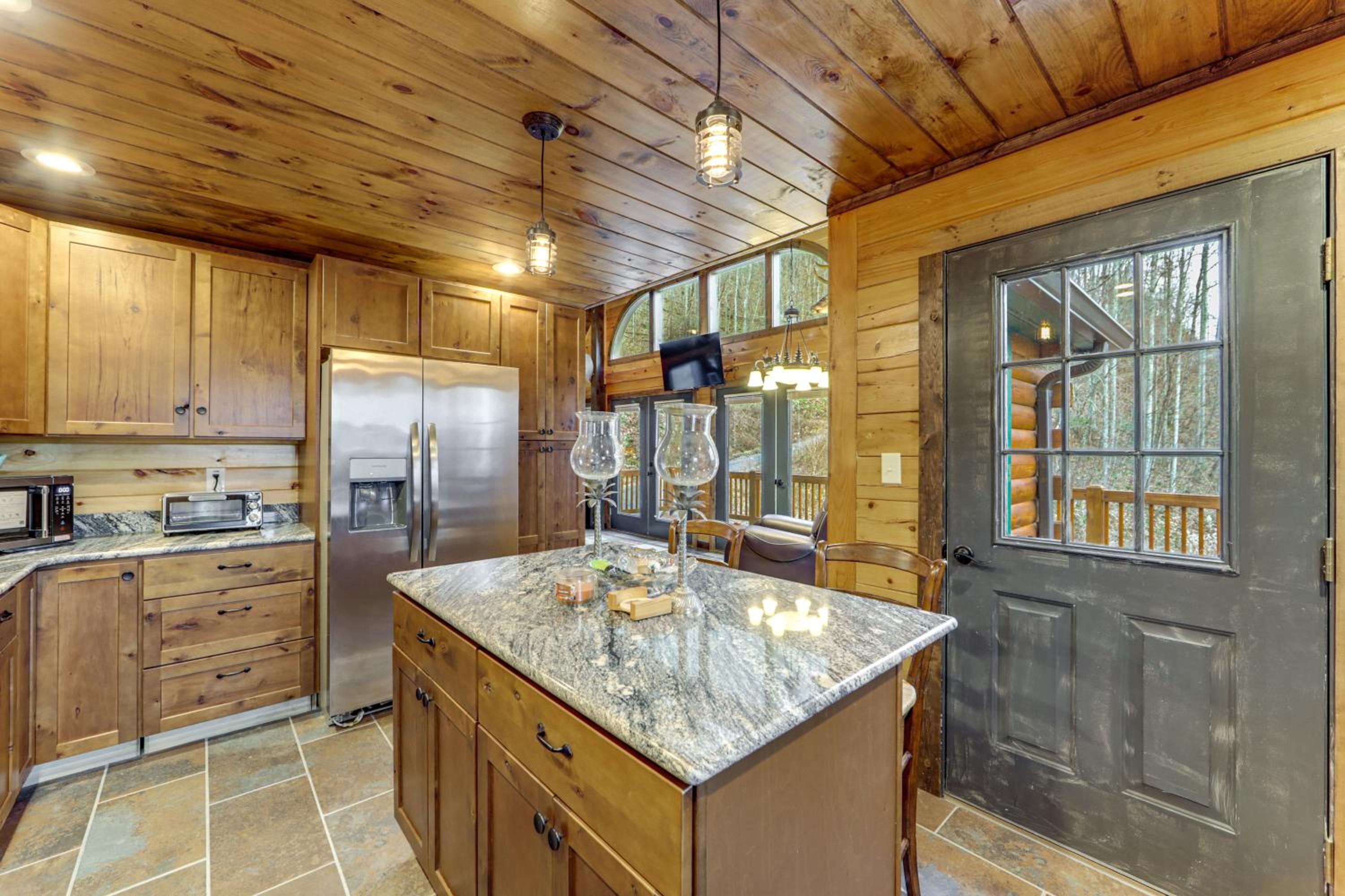 11 Mi to Great Smoky Mountains NP Modern Cabin