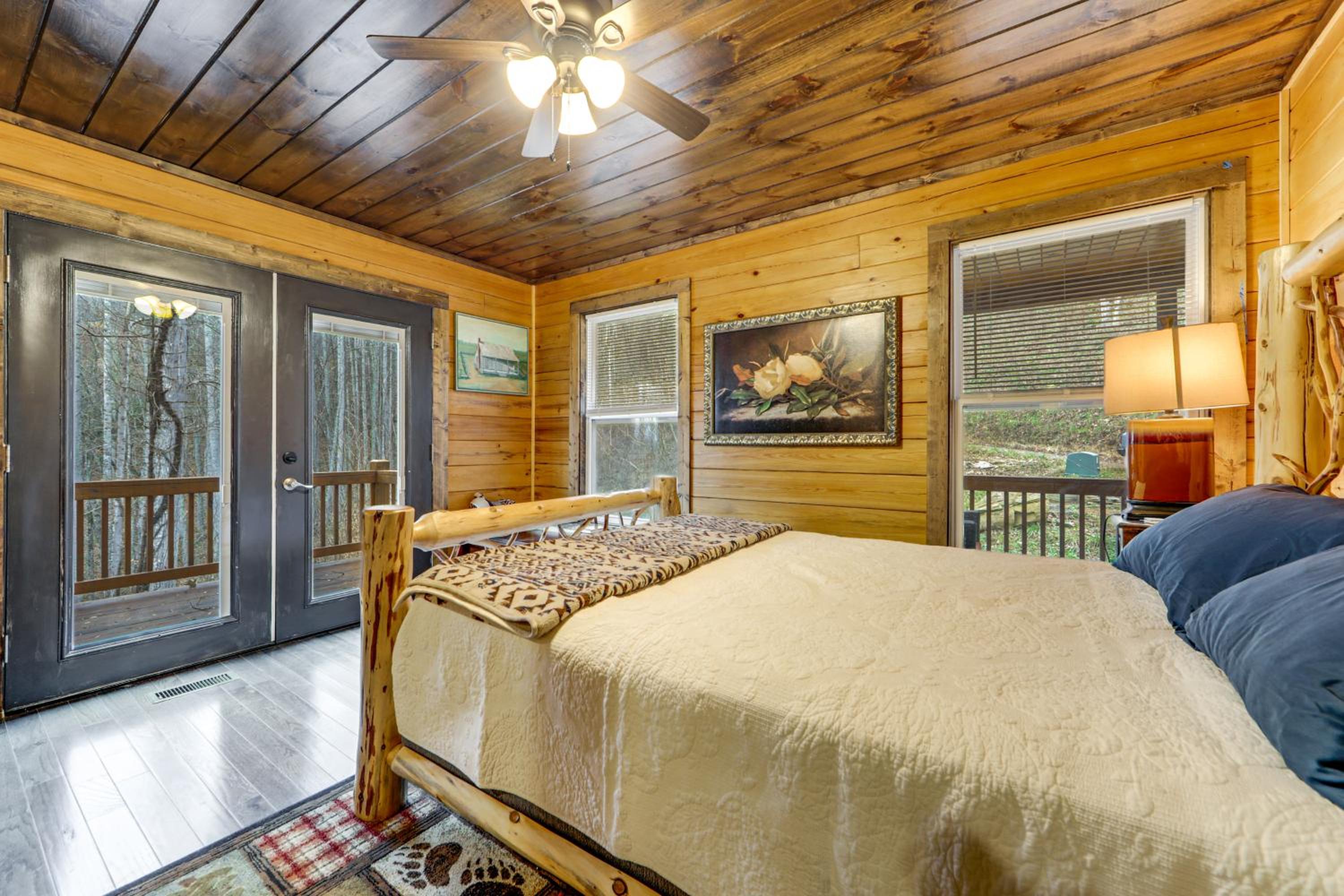11 Mi to Great Smoky Mountains NP Modern Cabin