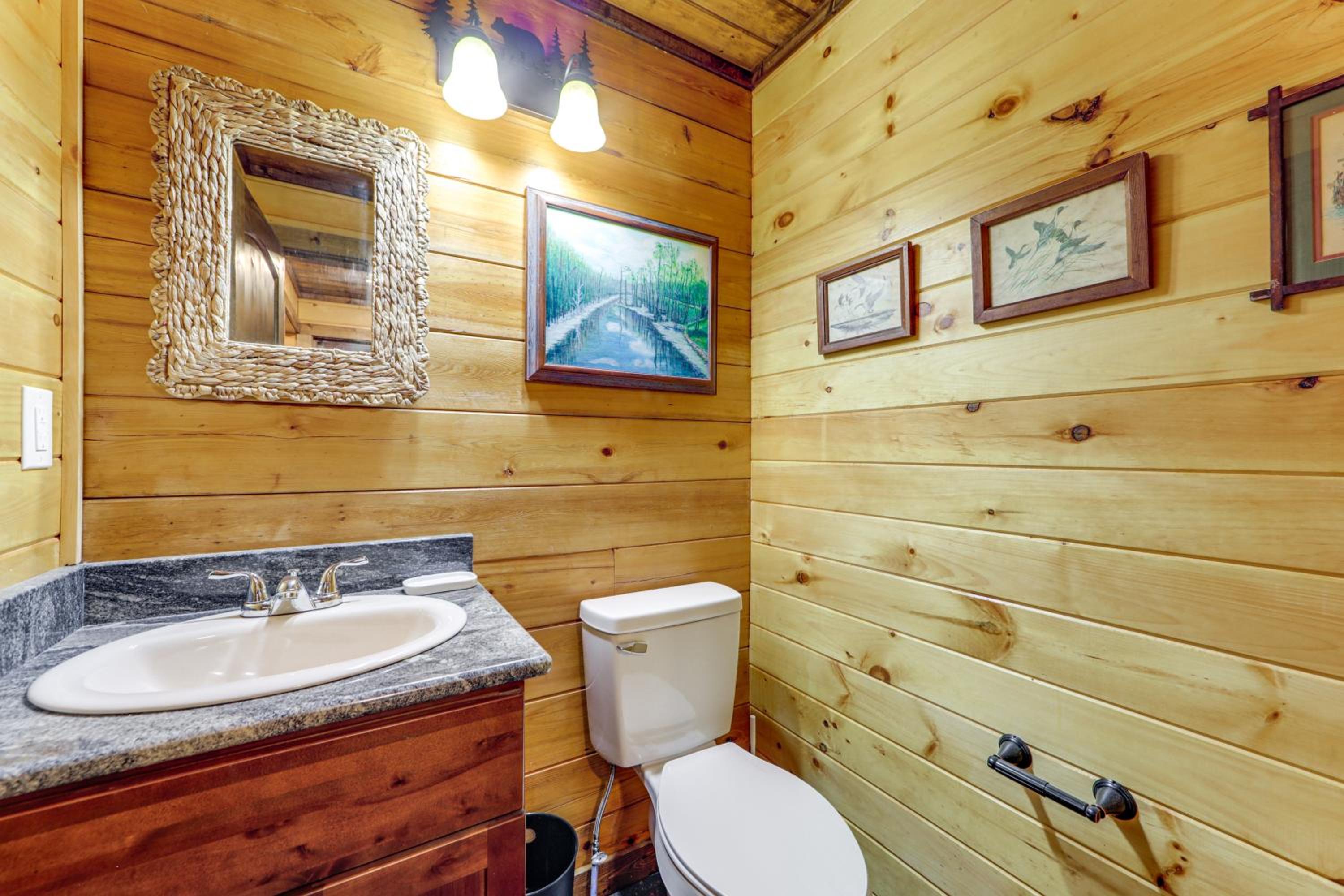 11 Mi to Great Smoky Mountains NP Modern Cabin