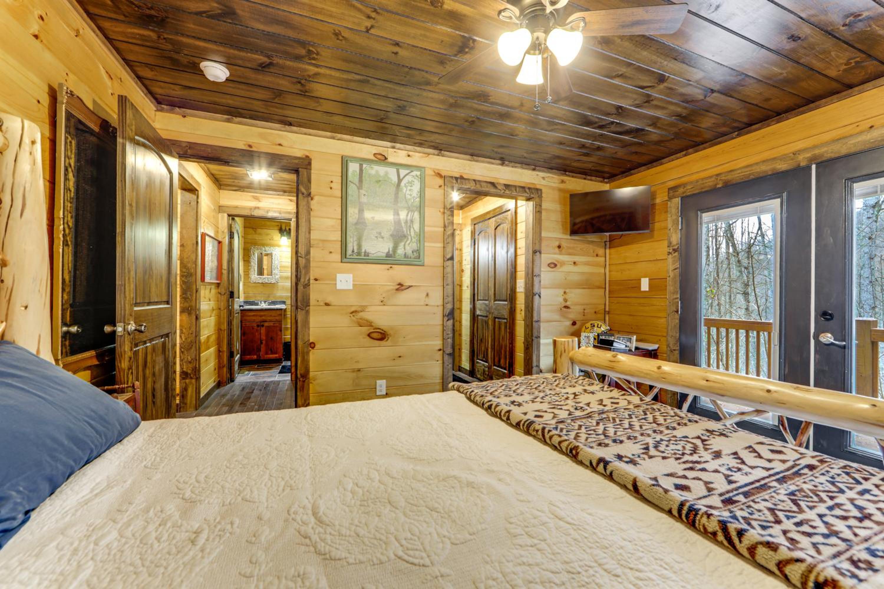 11 Mi to Great Smoky Mountains NP Modern Cabin