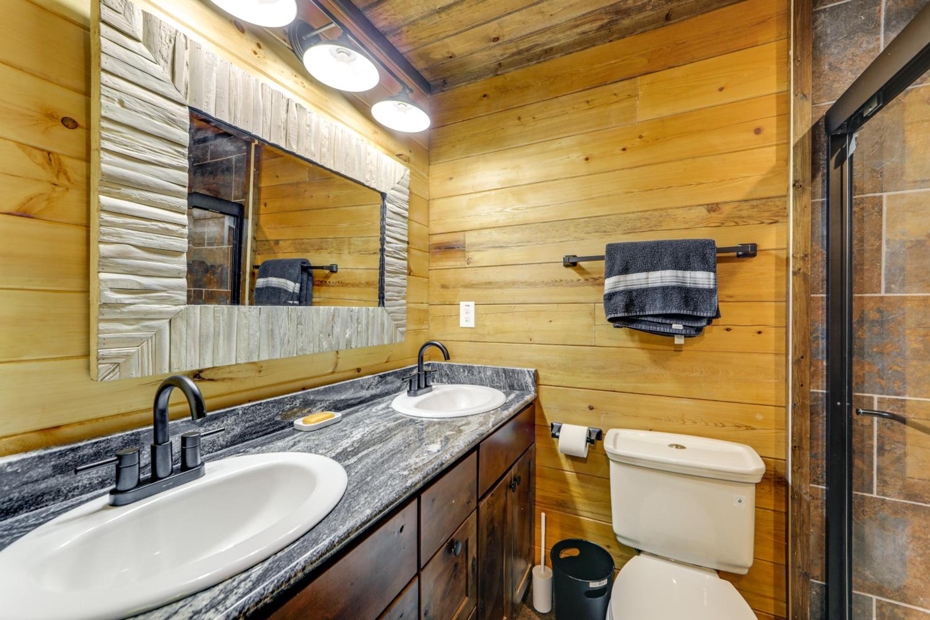 11 Mi to Great Smoky Mountains NP Modern Cabin