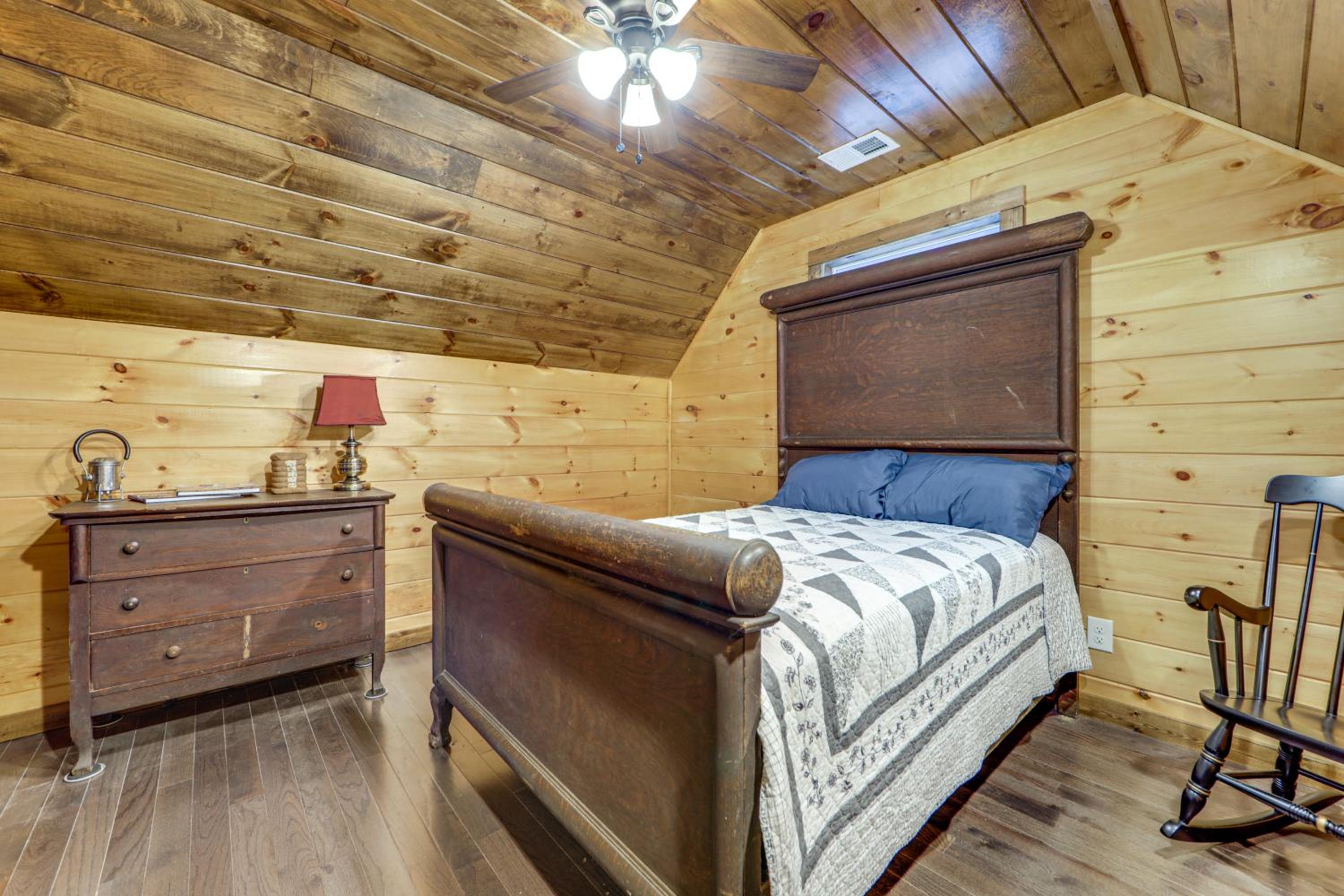11 Mi to Great Smoky Mountains NP Modern Cabin