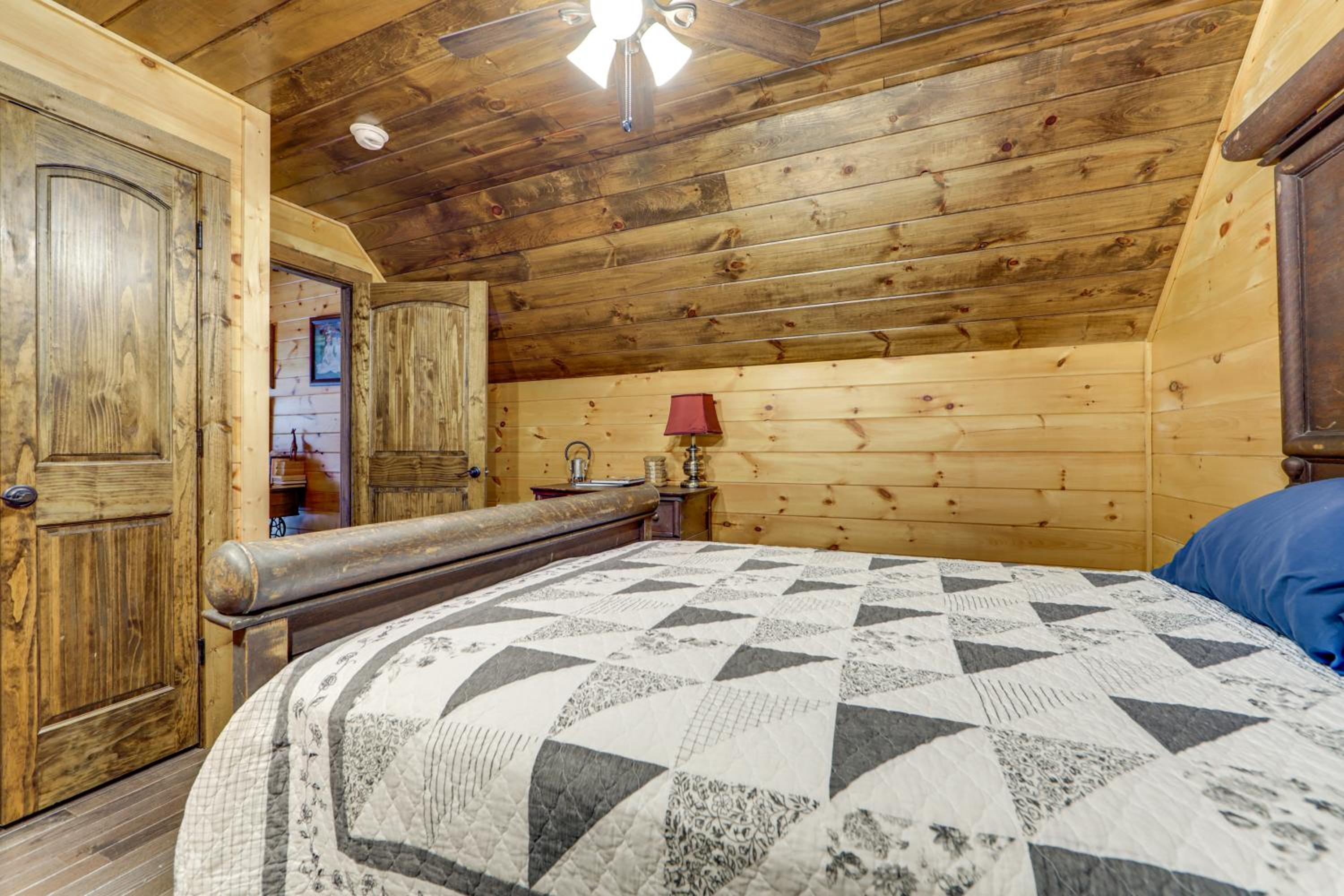 11 Mi to Great Smoky Mountains NP Modern Cabin