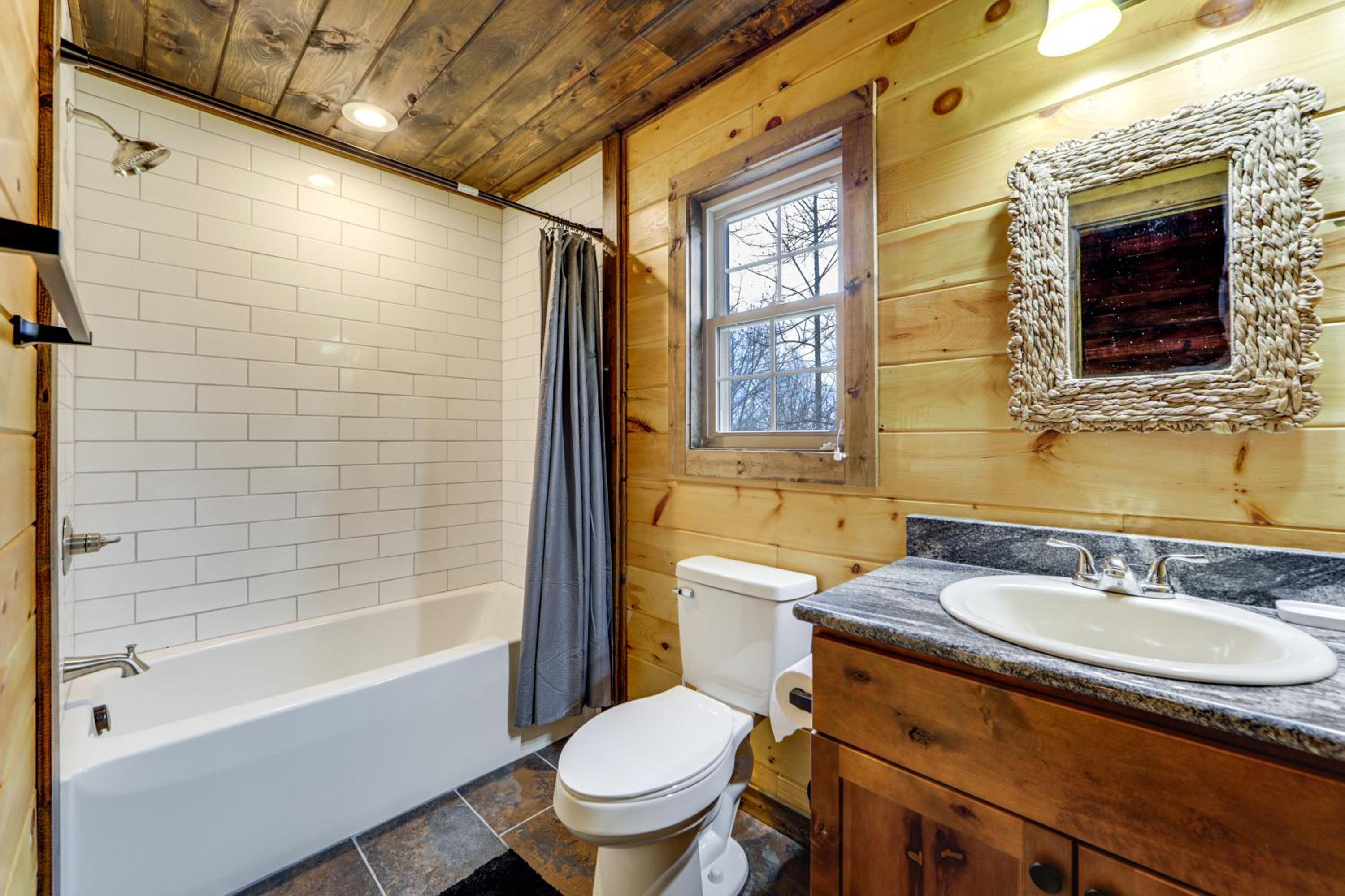11 Mi to Great Smoky Mountains NP Modern Cabin