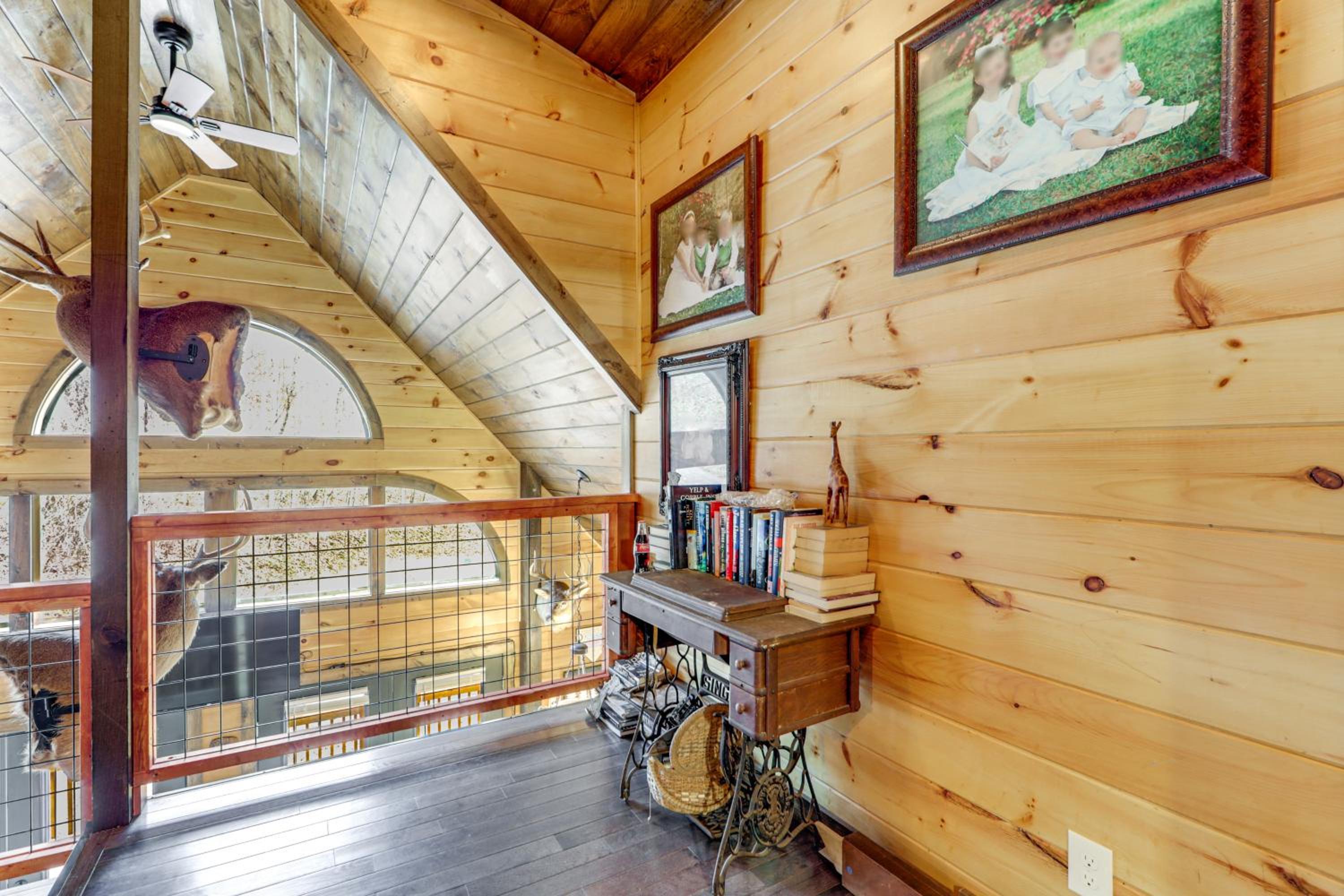 11 Mi to Great Smoky Mountains NP Modern Cabin