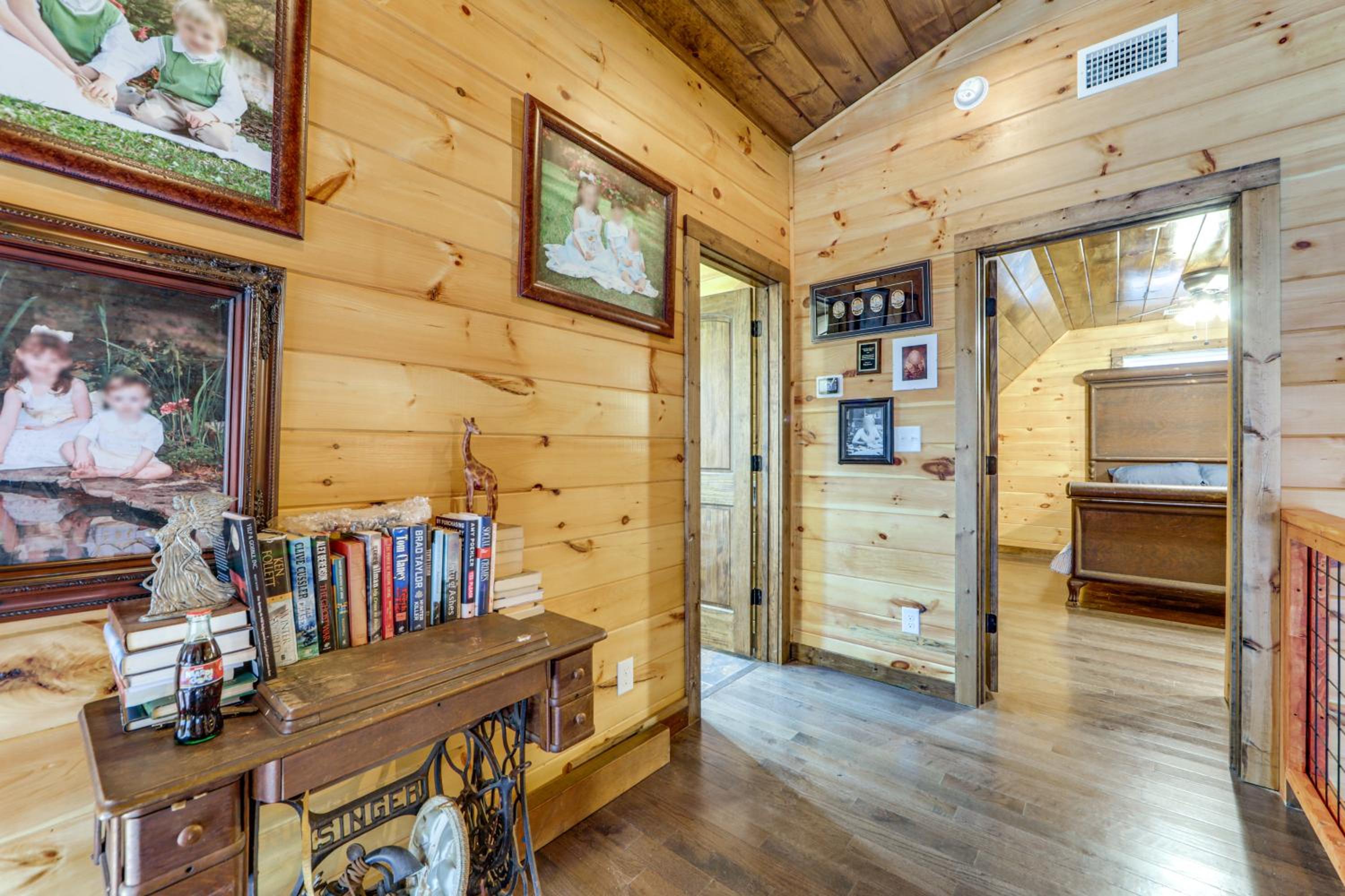 11 Mi to Great Smoky Mountains NP Modern Cabin