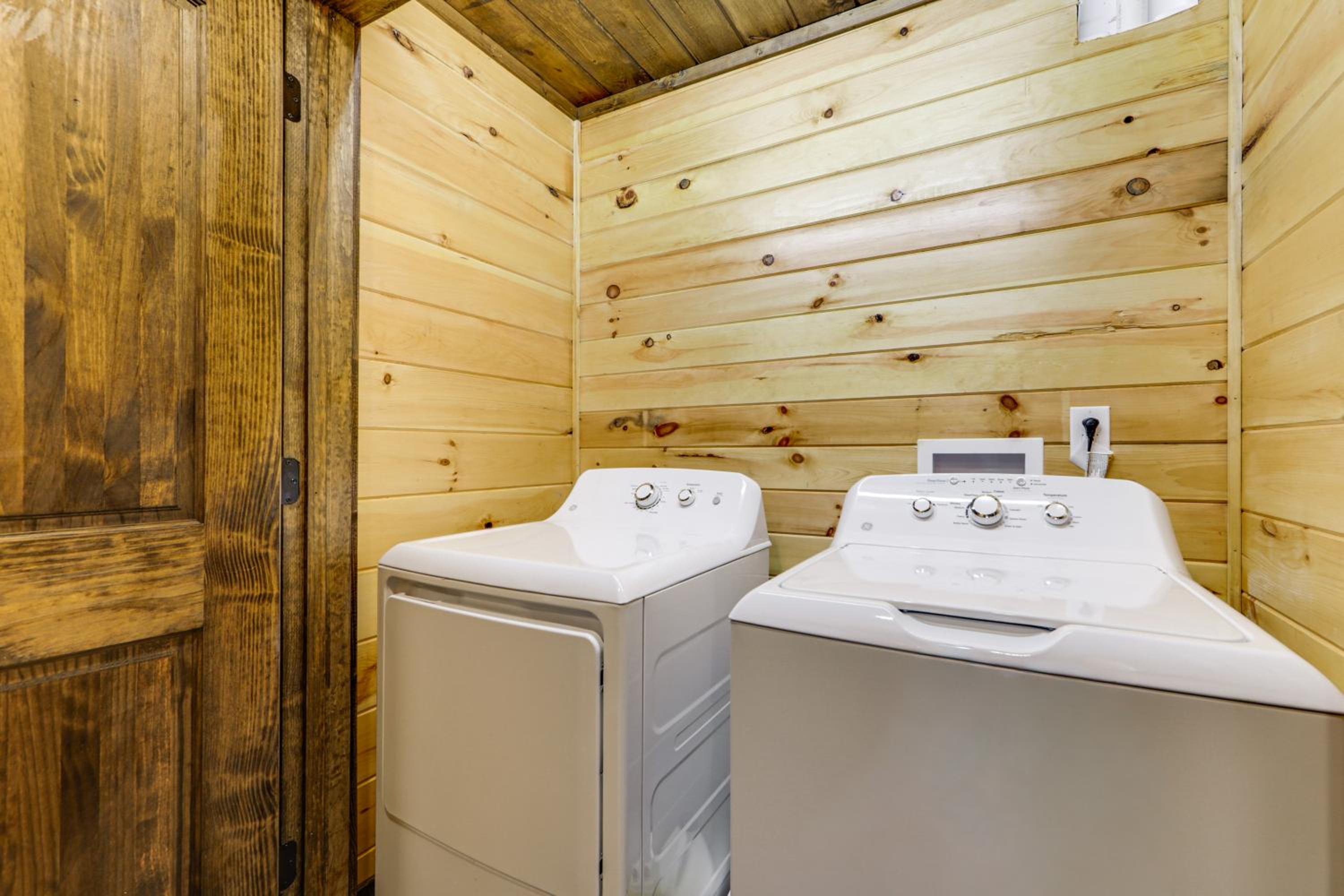 11 Mi to Great Smoky Mountains NP Modern Cabin