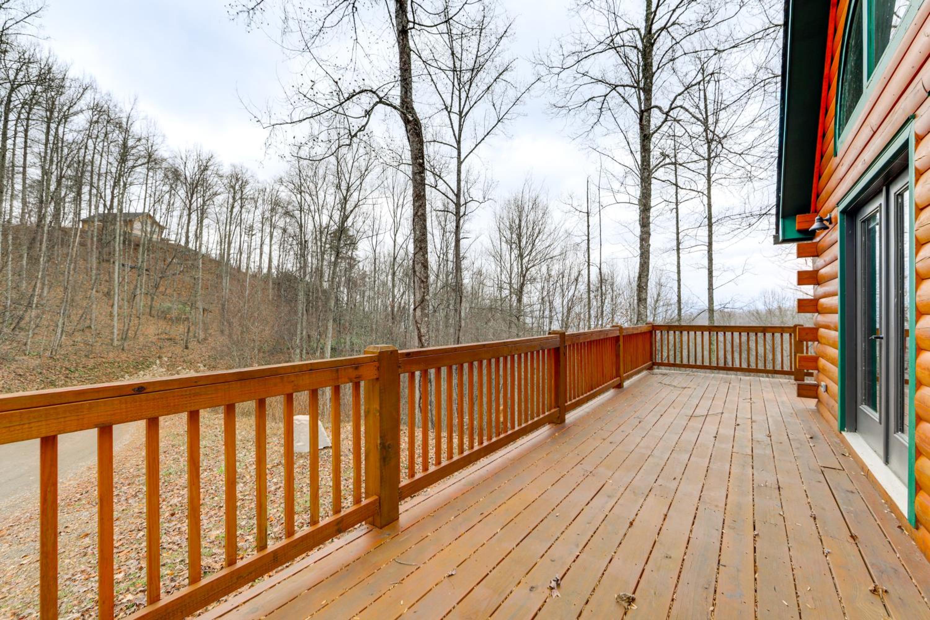 11 Mi to Great Smoky Mountains NP Modern Cabin