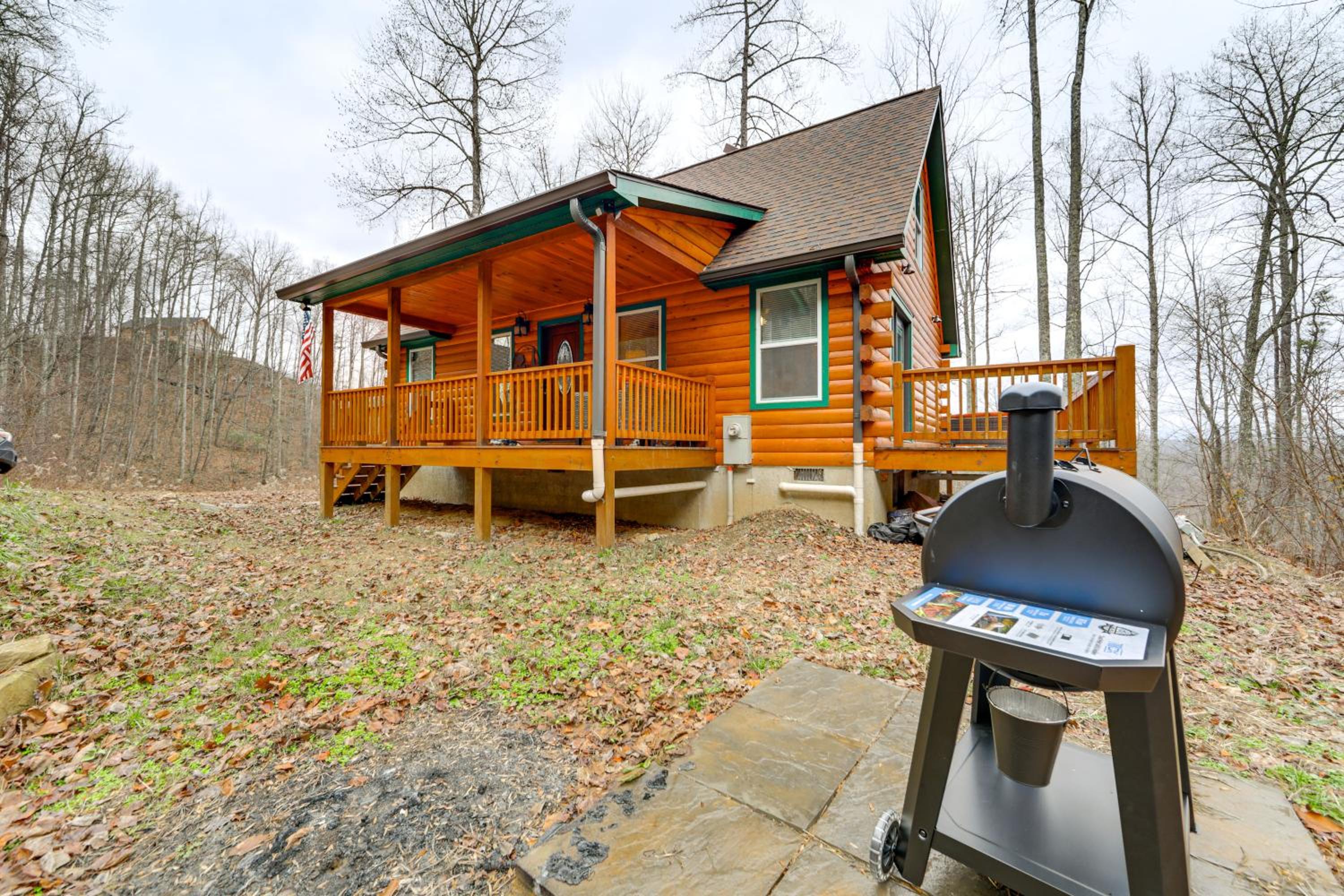 11 Mi to Great Smoky Mountains NP Modern Cabin