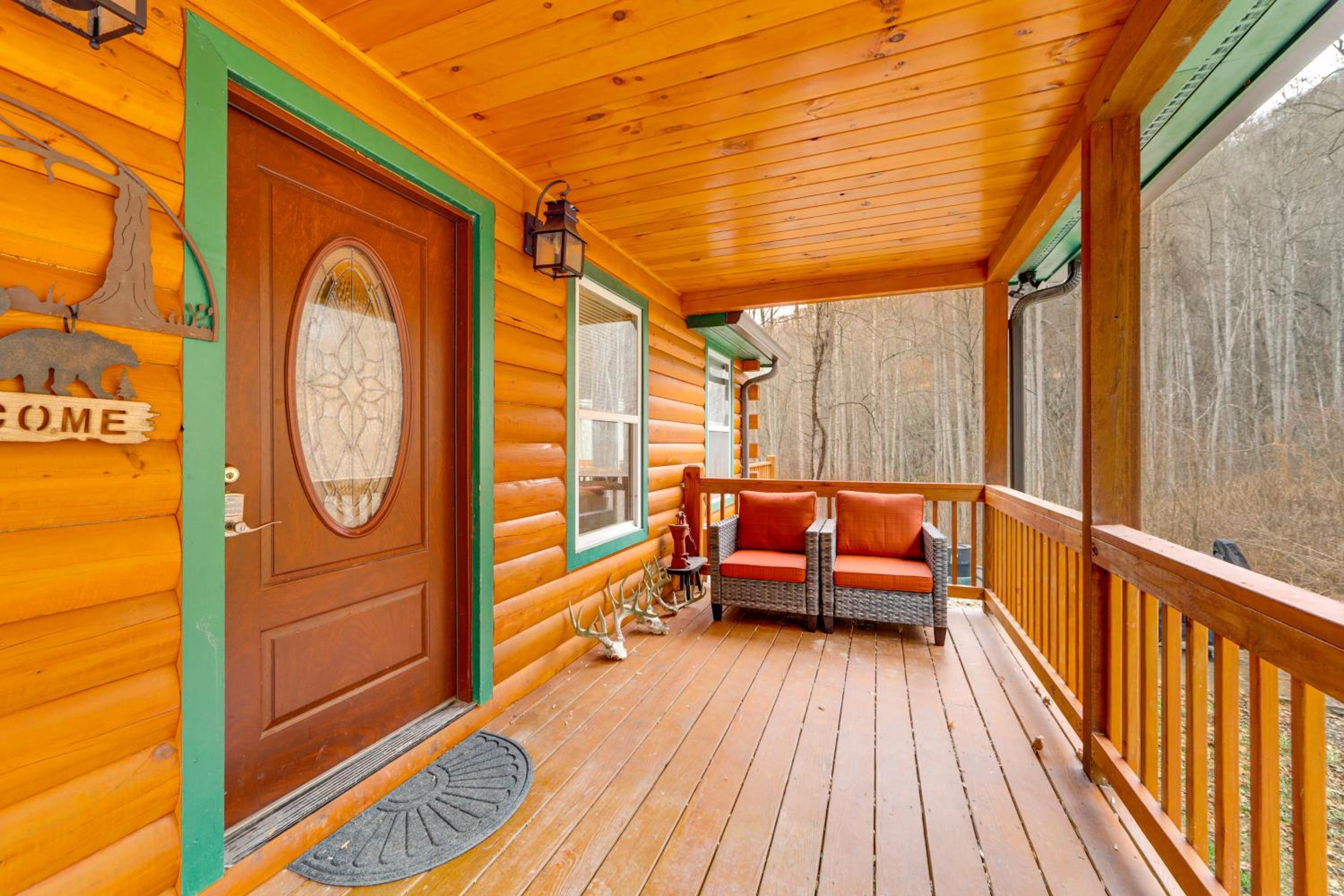 11 Mi to Great Smoky Mountains NP Modern Cabin