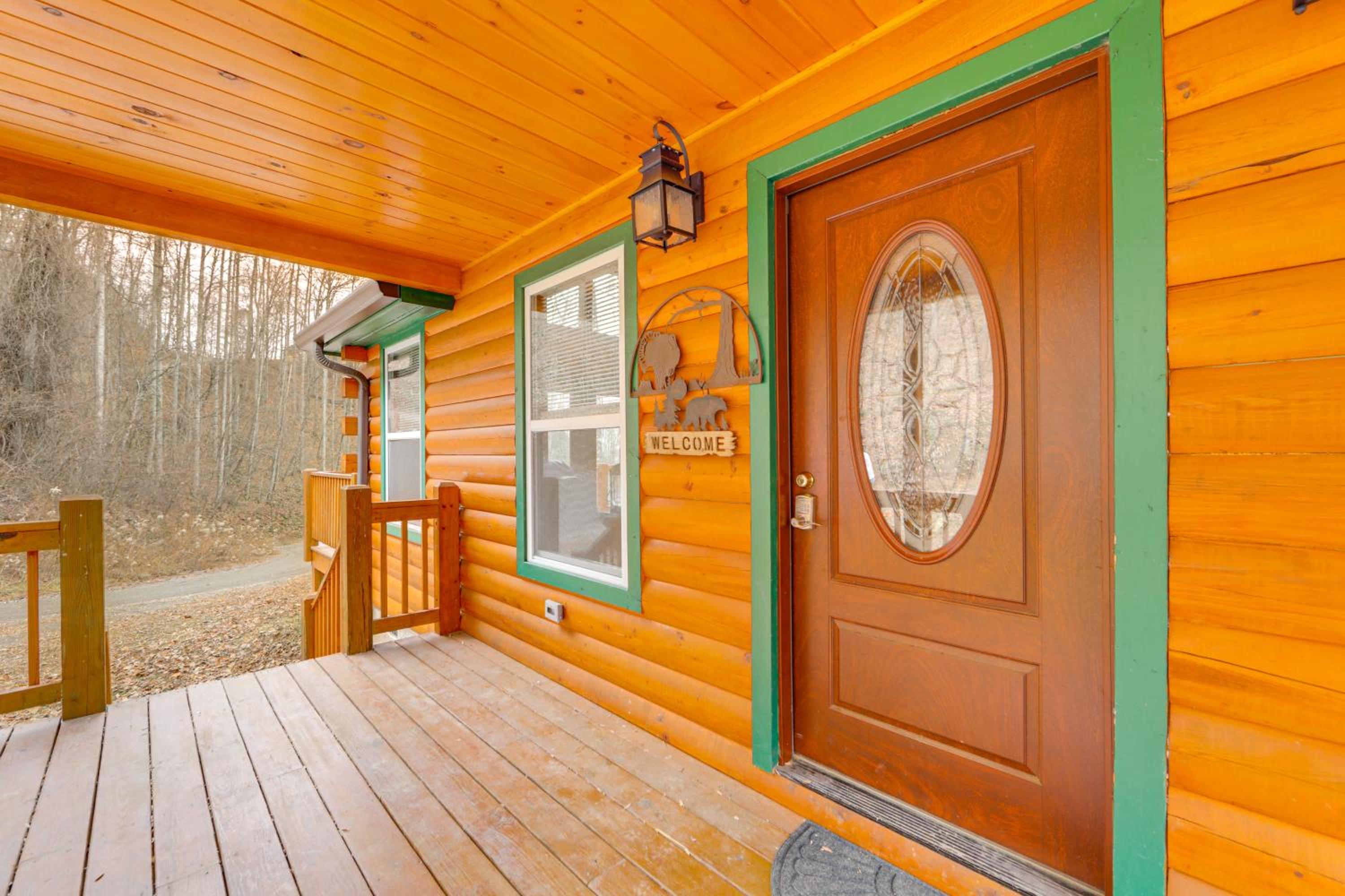 11 Mi to Great Smoky Mountains NP Modern Cabin