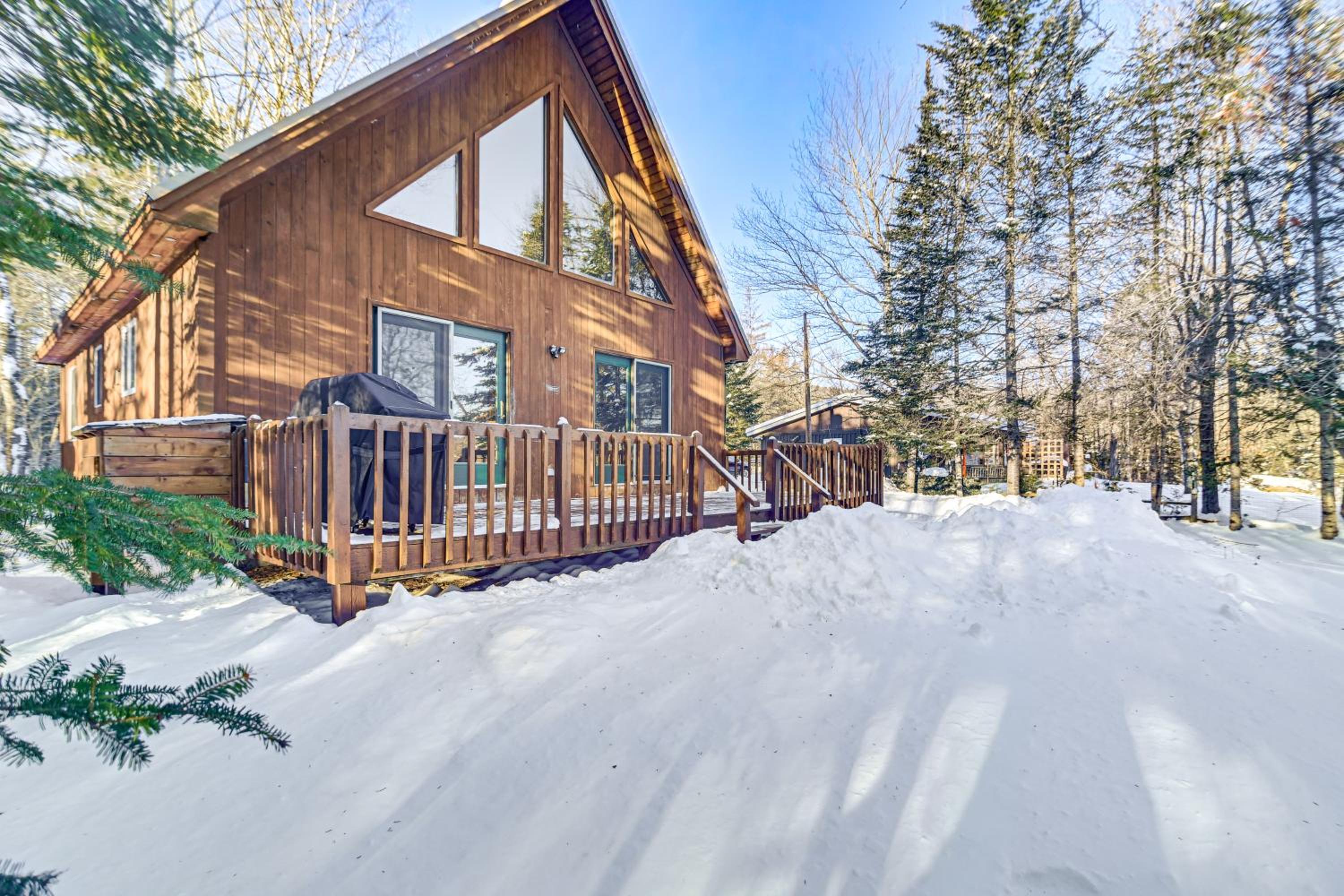Private Lakefront and Boat Launch! Maine Family Home