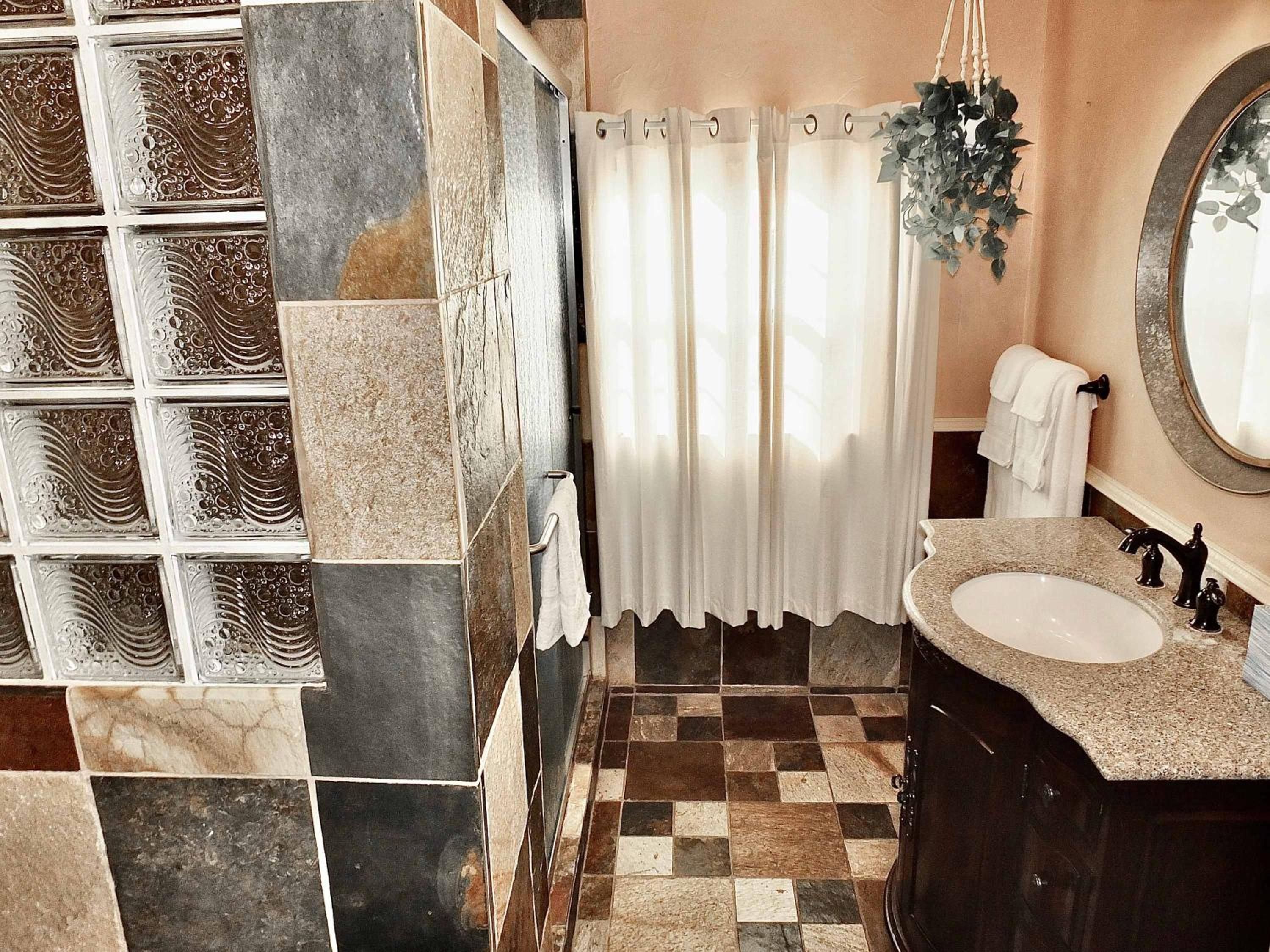 Eastside Garden Hideaway For 4 Perfect Location for World Cup Attendees