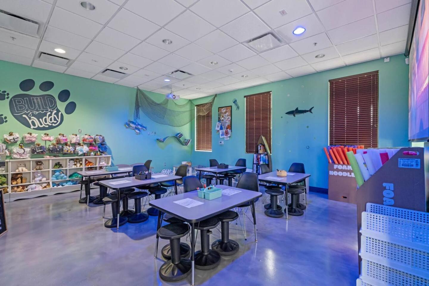 Upstay Epic Windsor Home w Pool Cinema & Games