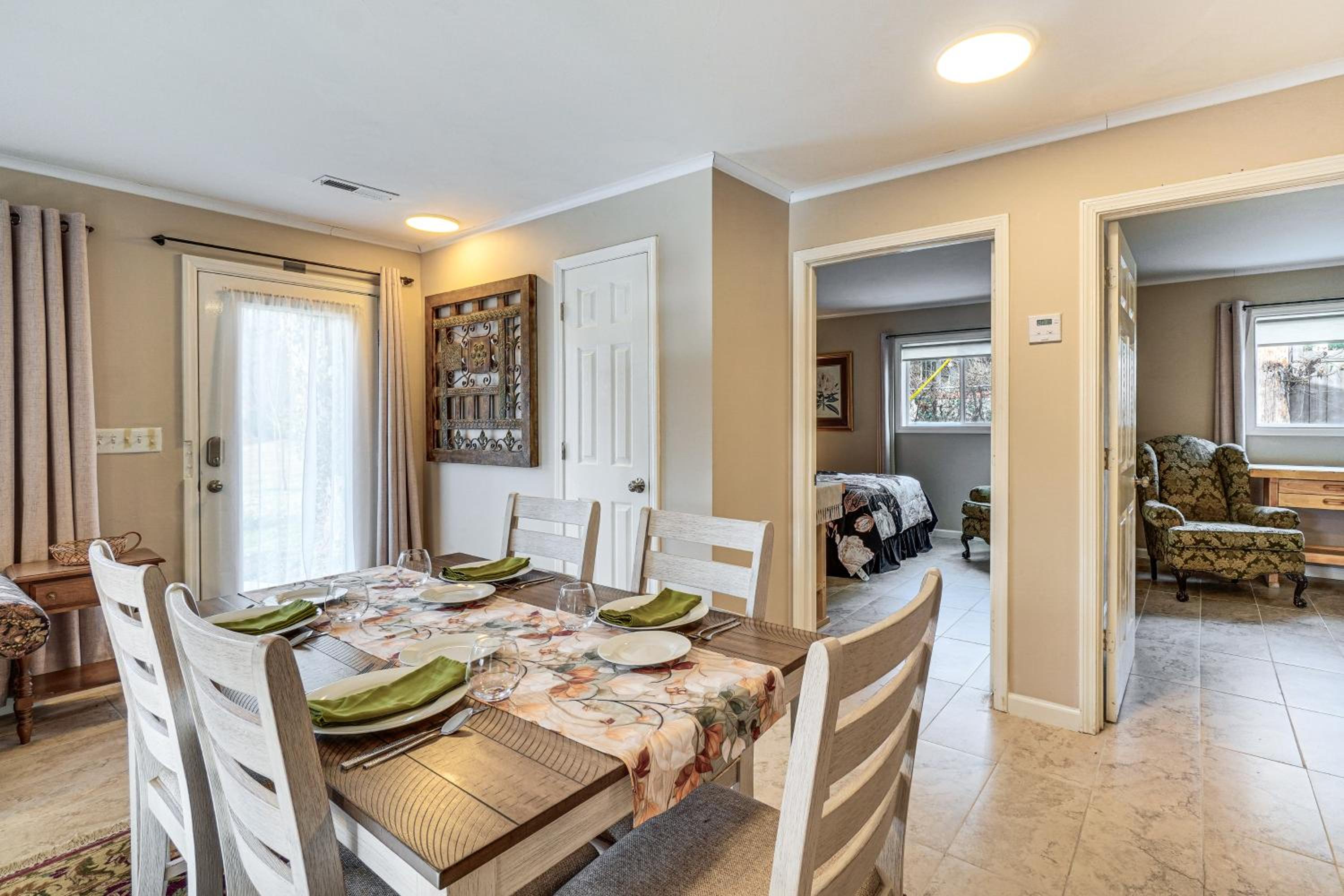 West Knoxville Area! Single-Level Home Near Dtwn