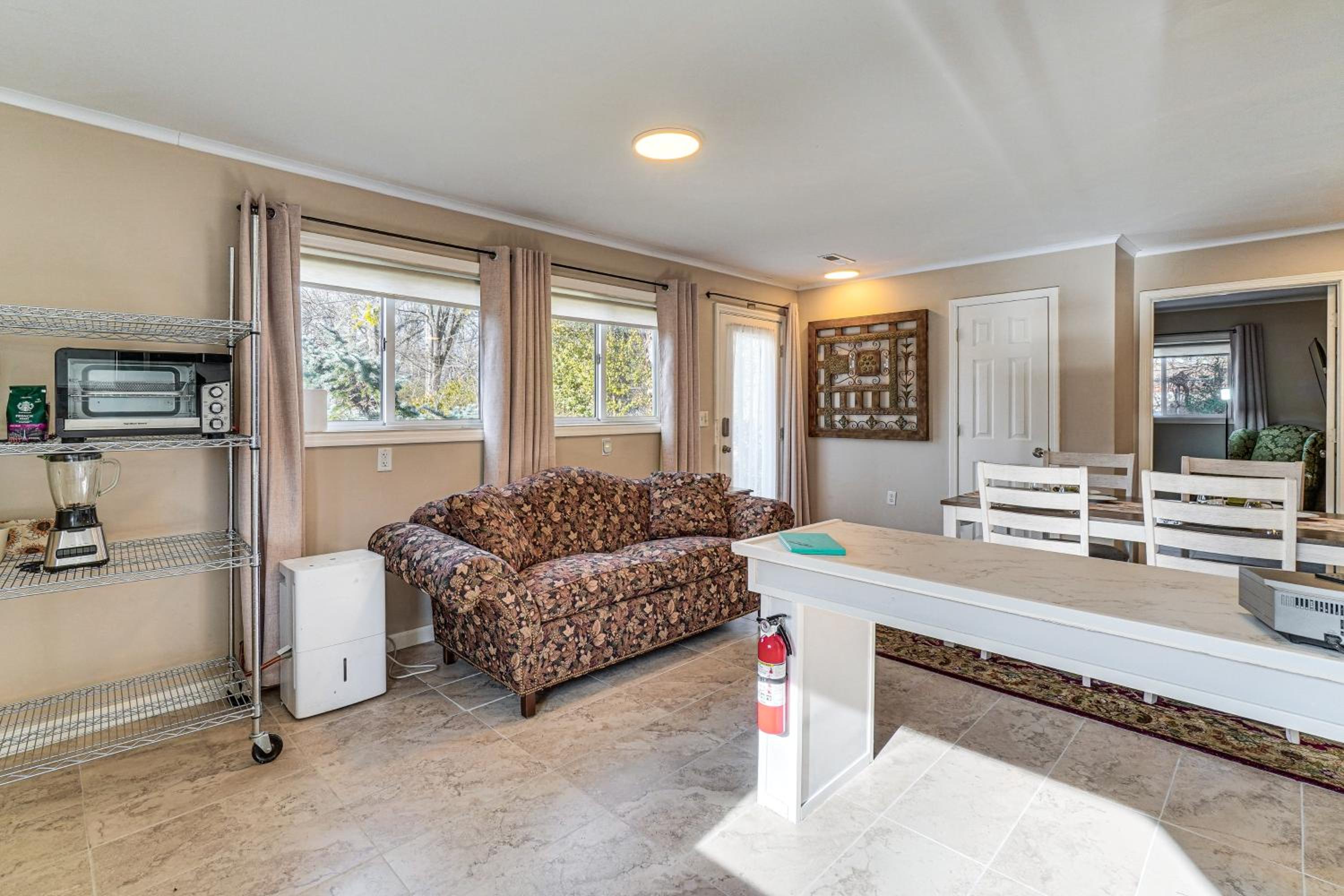 West Knoxville Area! Single-Level Home Near Dtwn