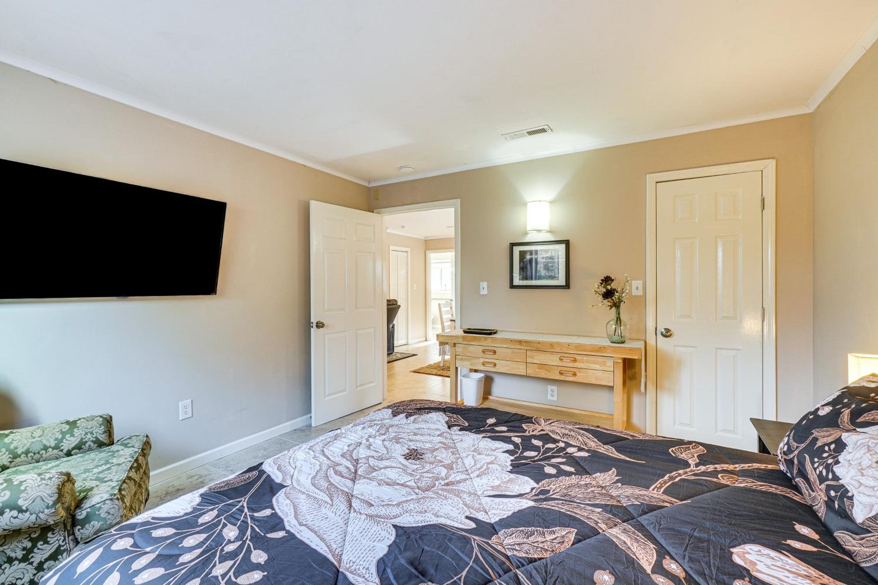 West Knoxville Area! Single-Level Home Near Dtwn