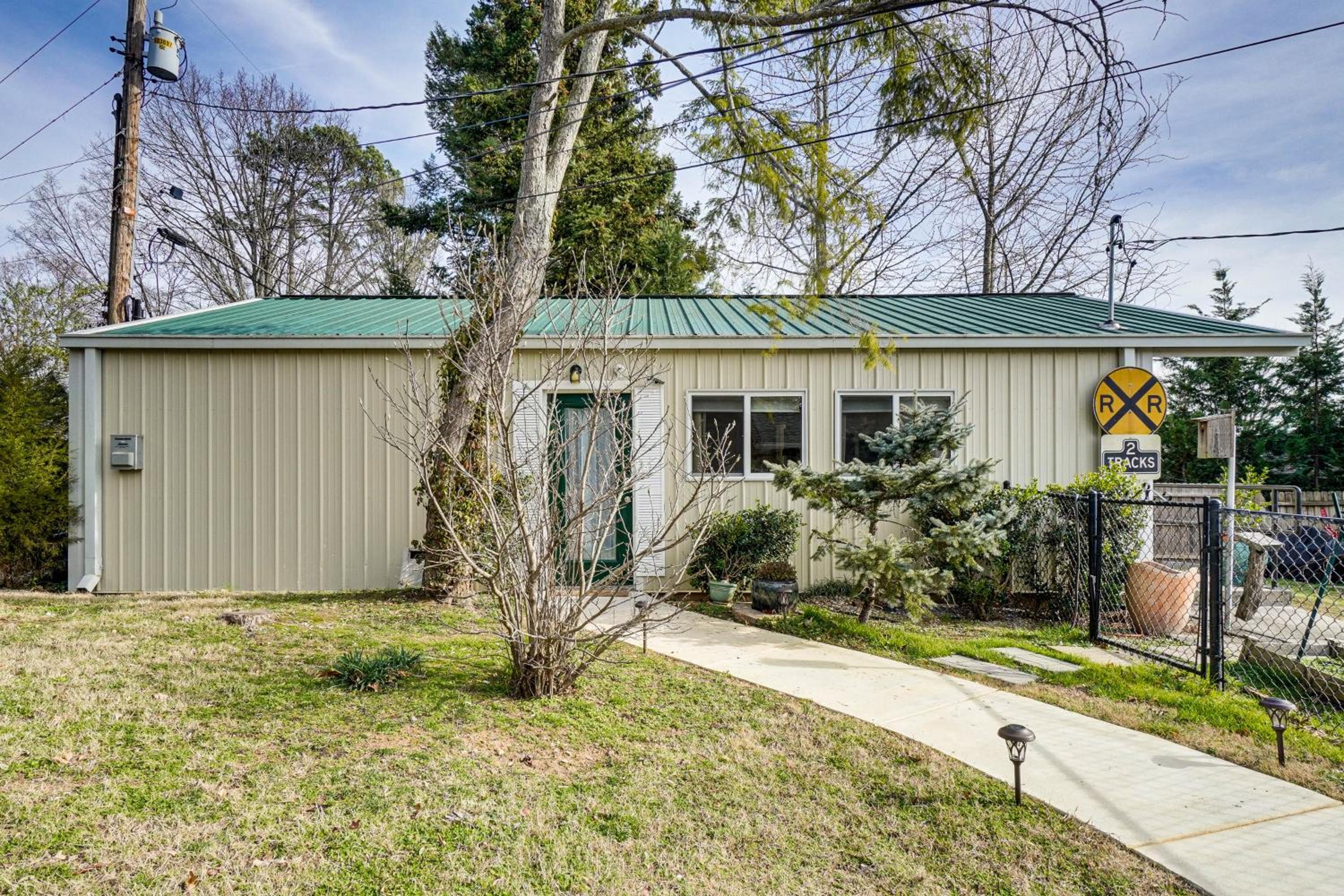 West Knoxville Area! Single-Level Home Near Dtwn