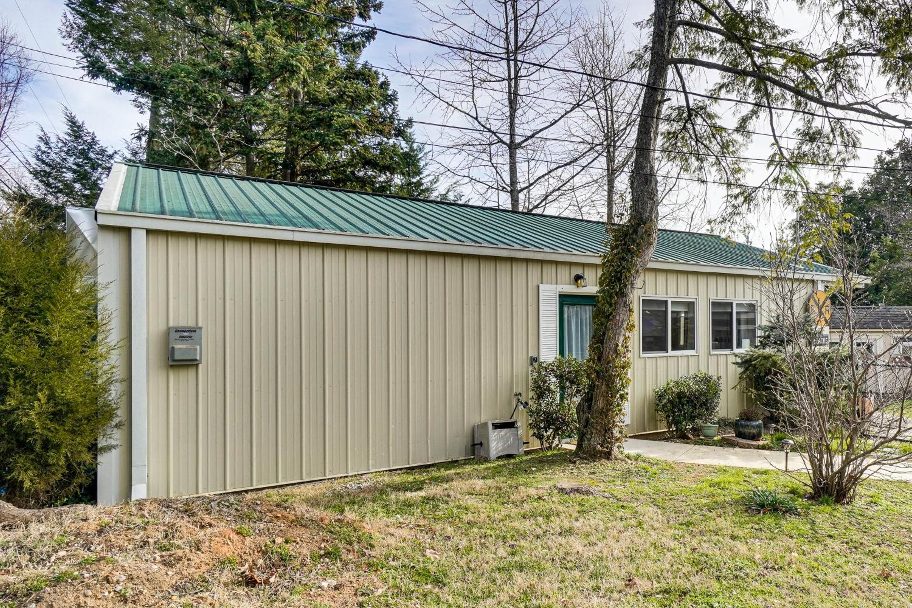 West Knoxville Area! Single-Level Home Near Dtwn