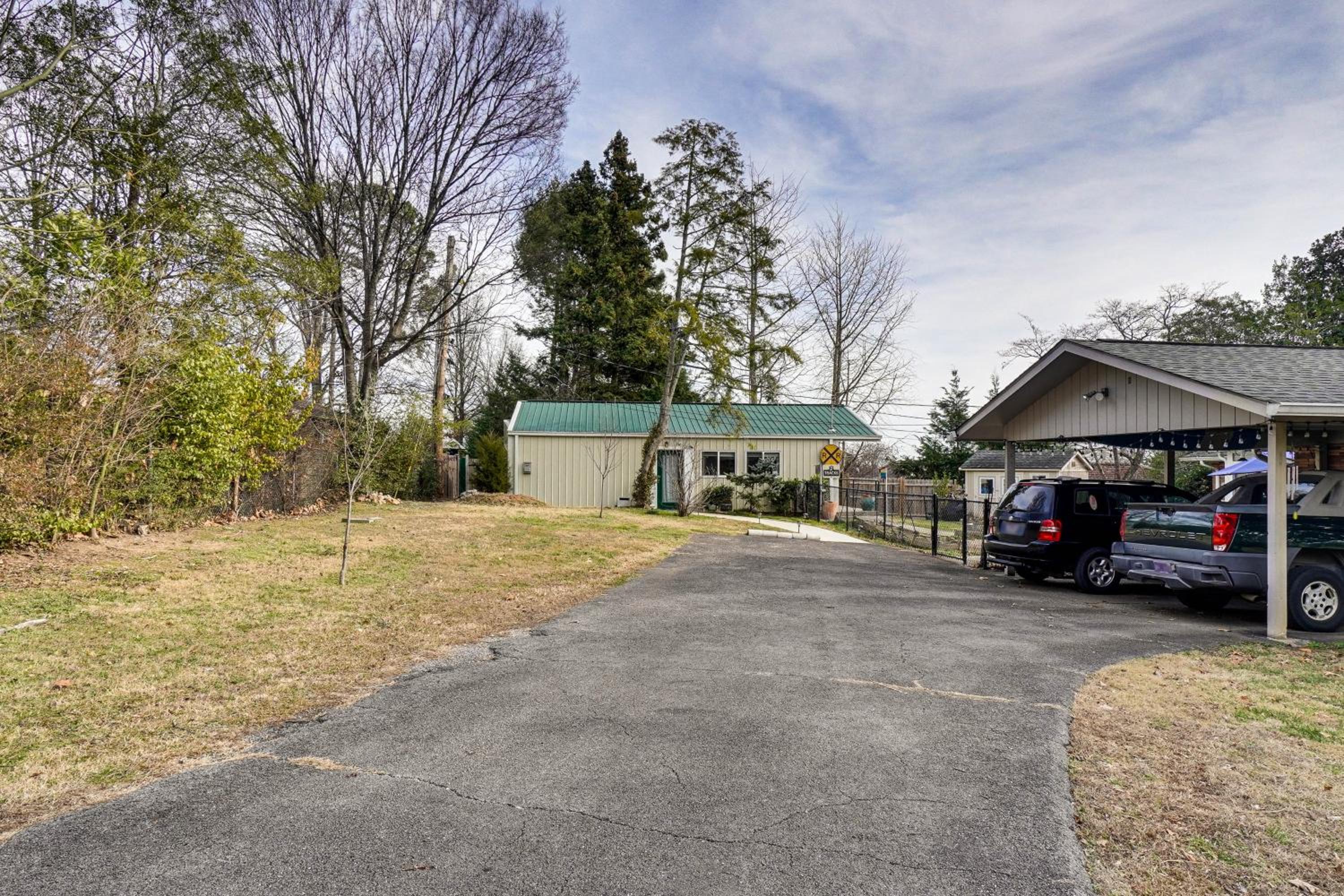 West Knoxville Area! Single-Level Home Near Dtwn
