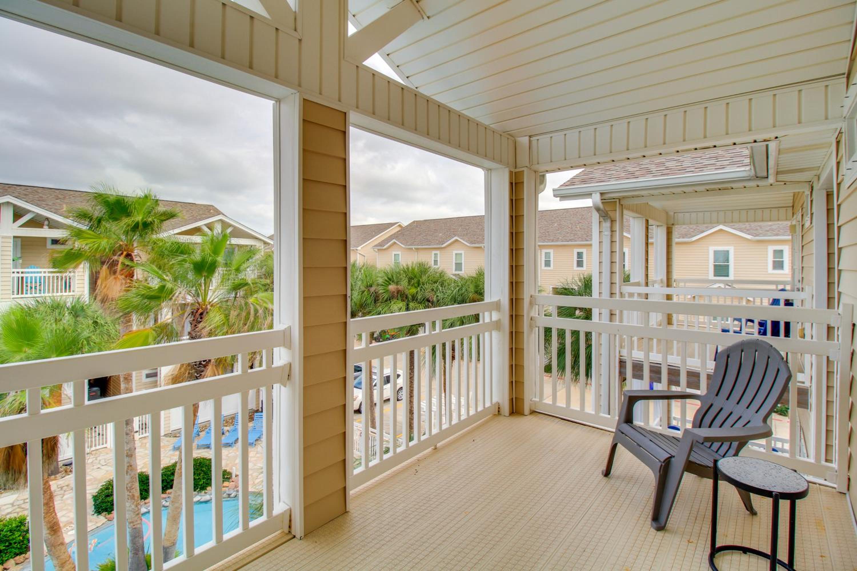 Walk to Beach and Dining Corpus Christi Townhome