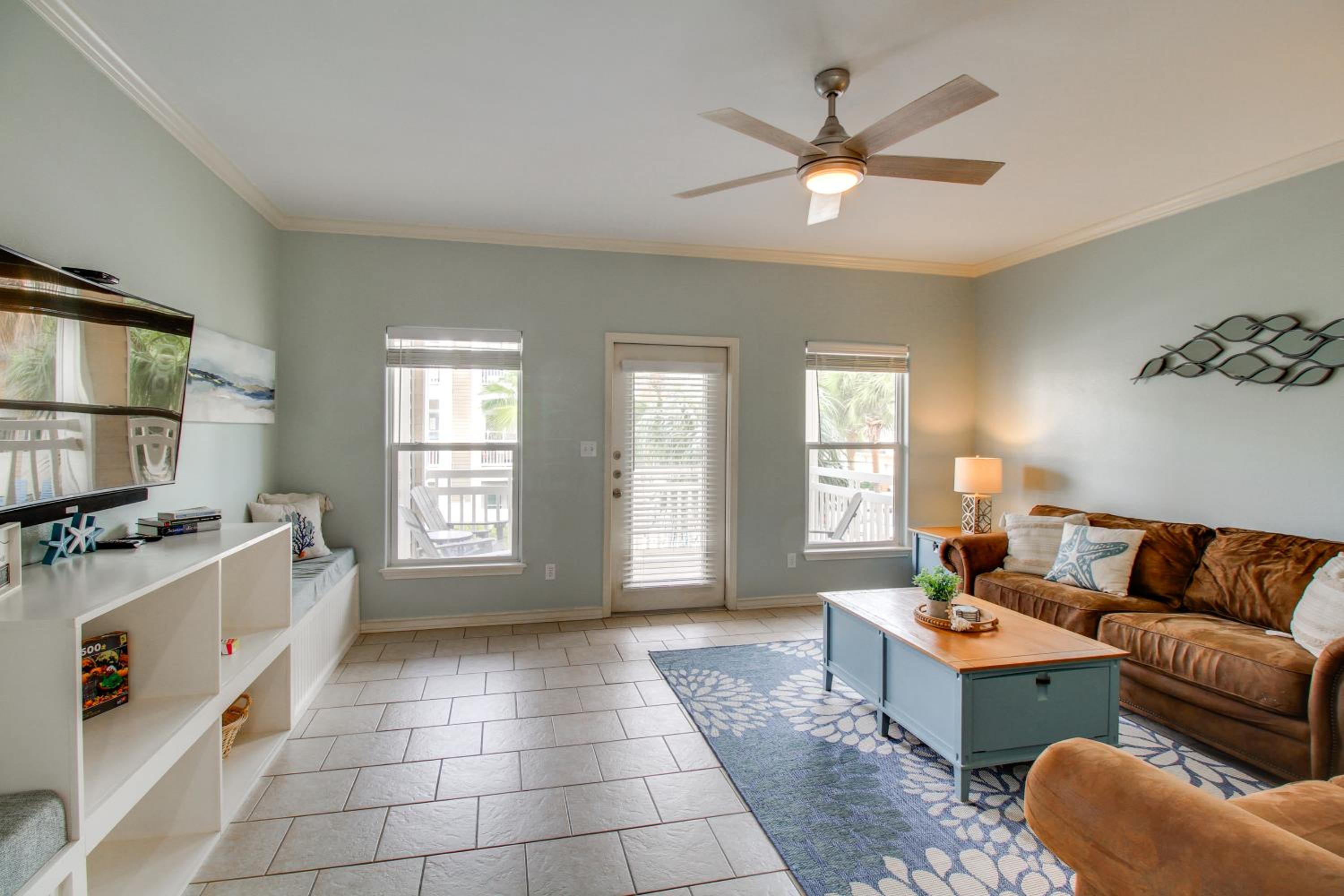 Walk to Beach and Dining Corpus Christi Townhome