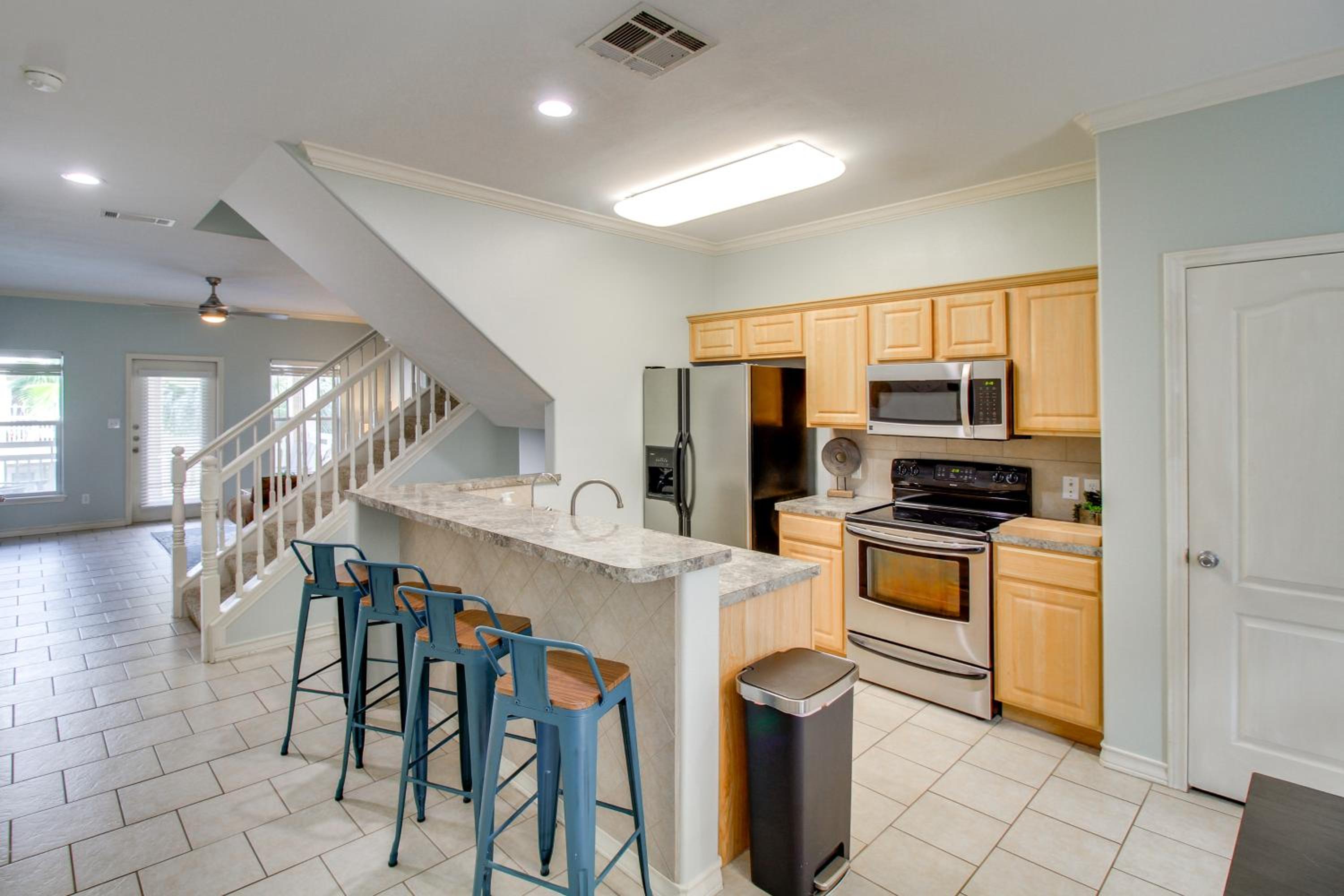Walk to Beach and Dining Corpus Christi Townhome