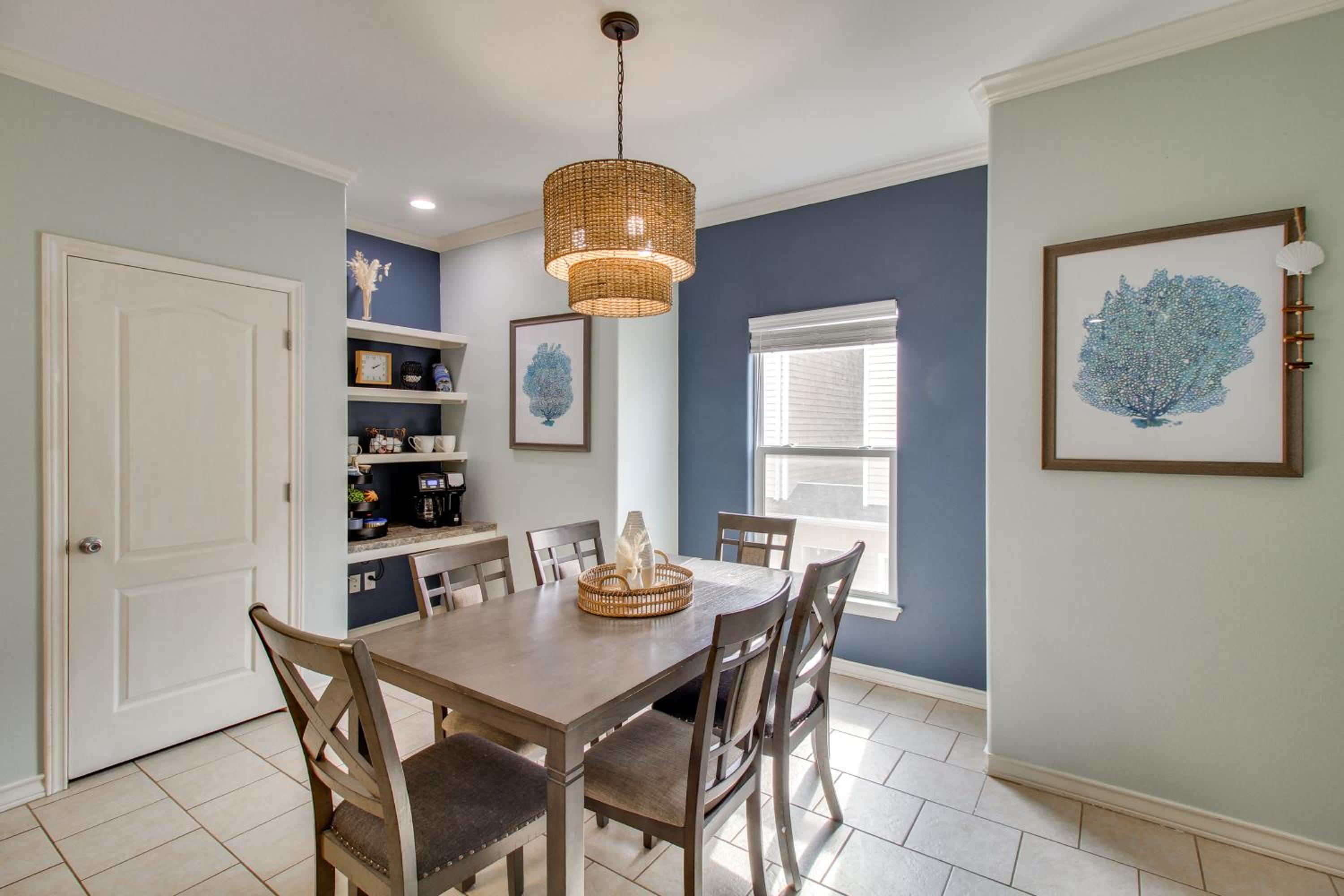 Walk to Beach and Dining Corpus Christi Townhome