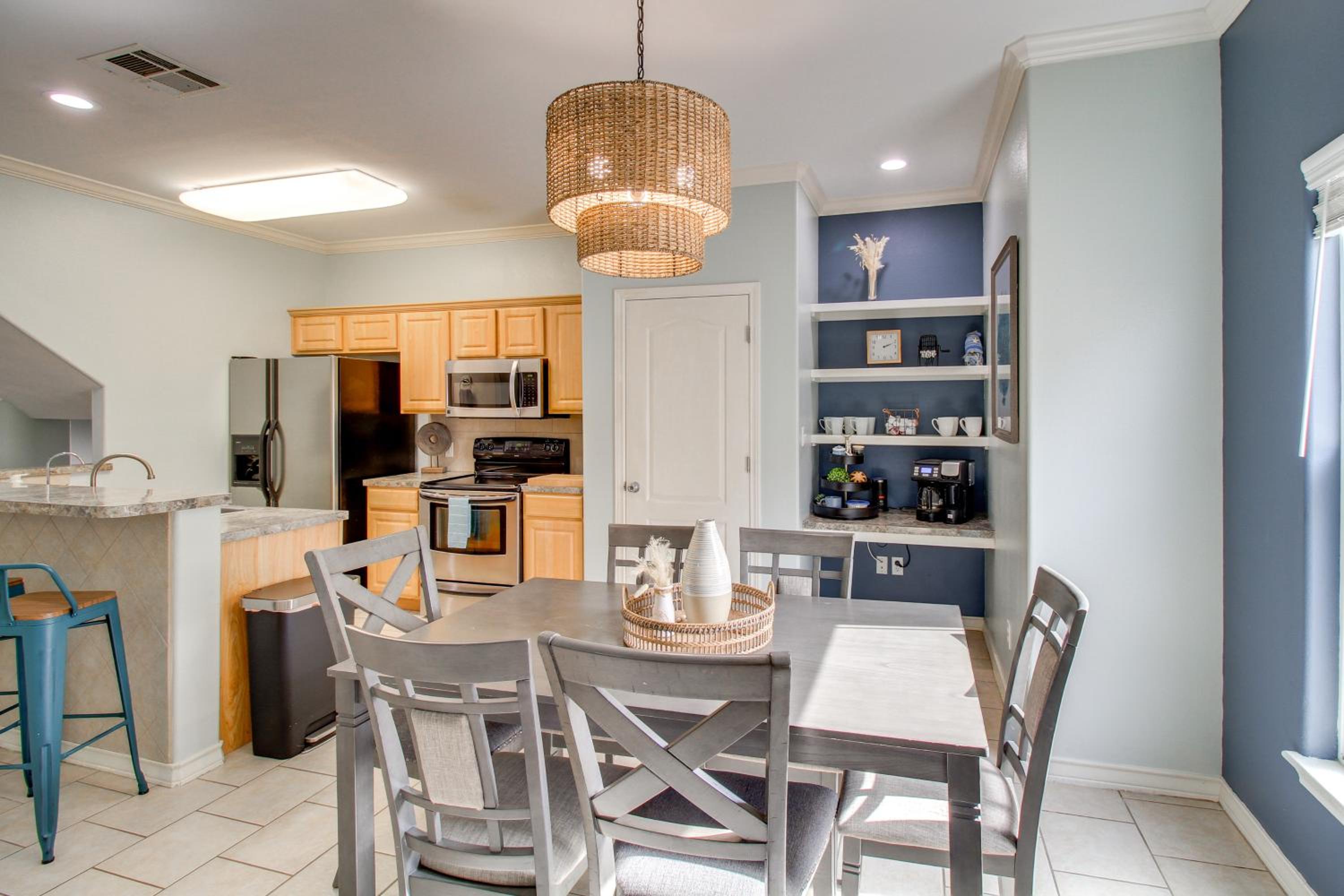 Walk to Beach and Dining Corpus Christi Townhome