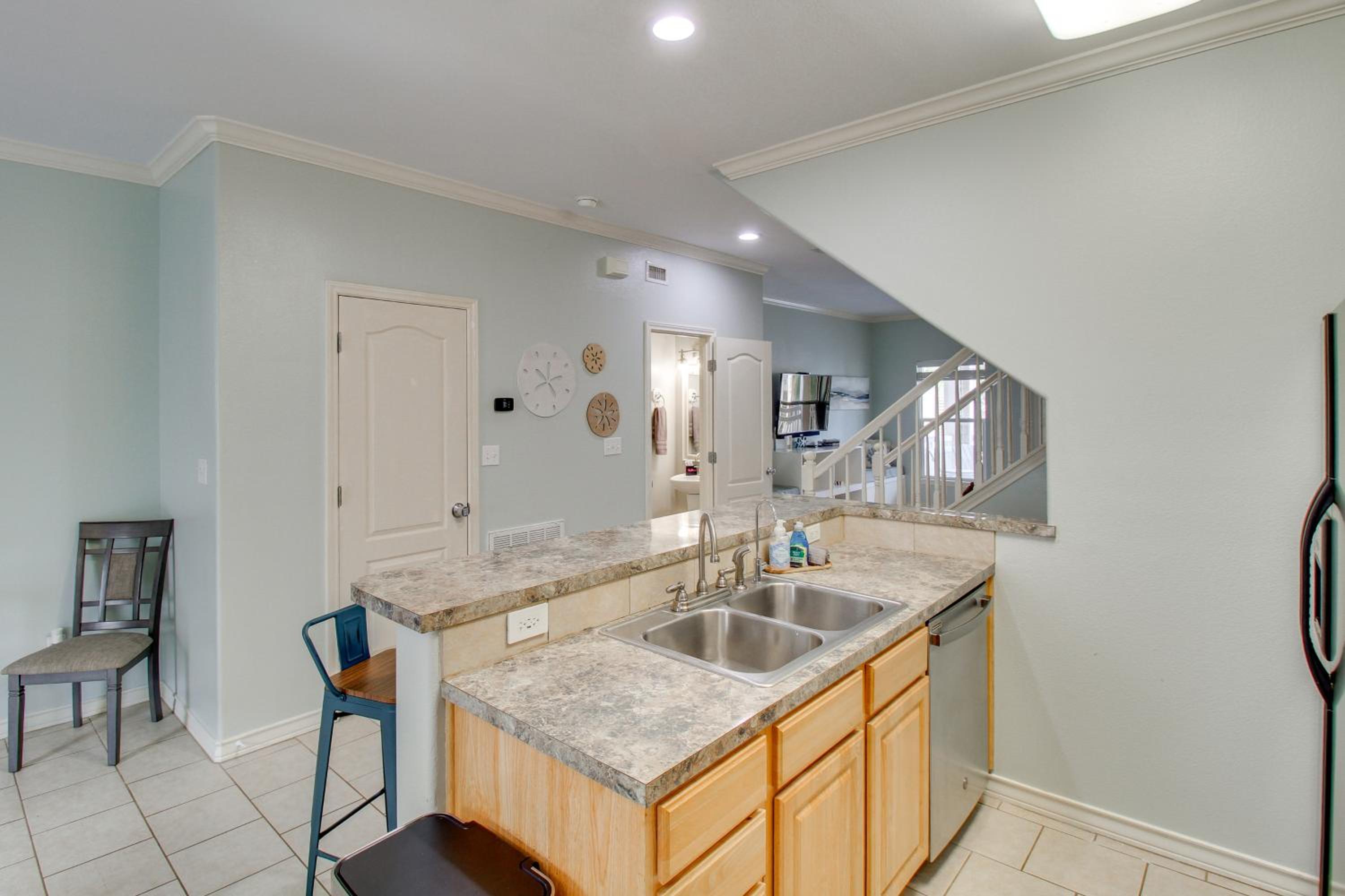 Walk to Beach and Dining Corpus Christi Townhome