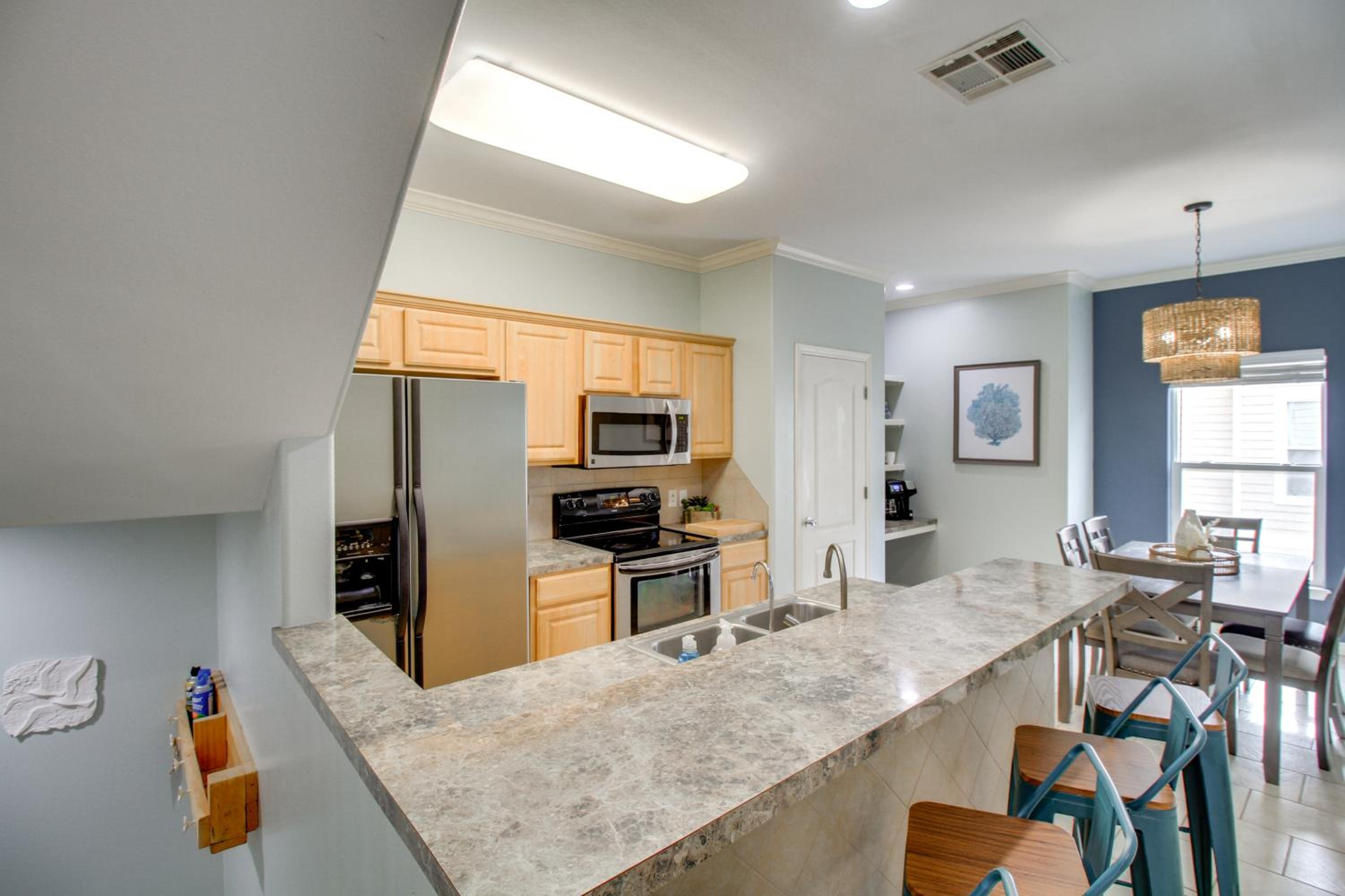 Walk to Beach and Dining Corpus Christi Townhome