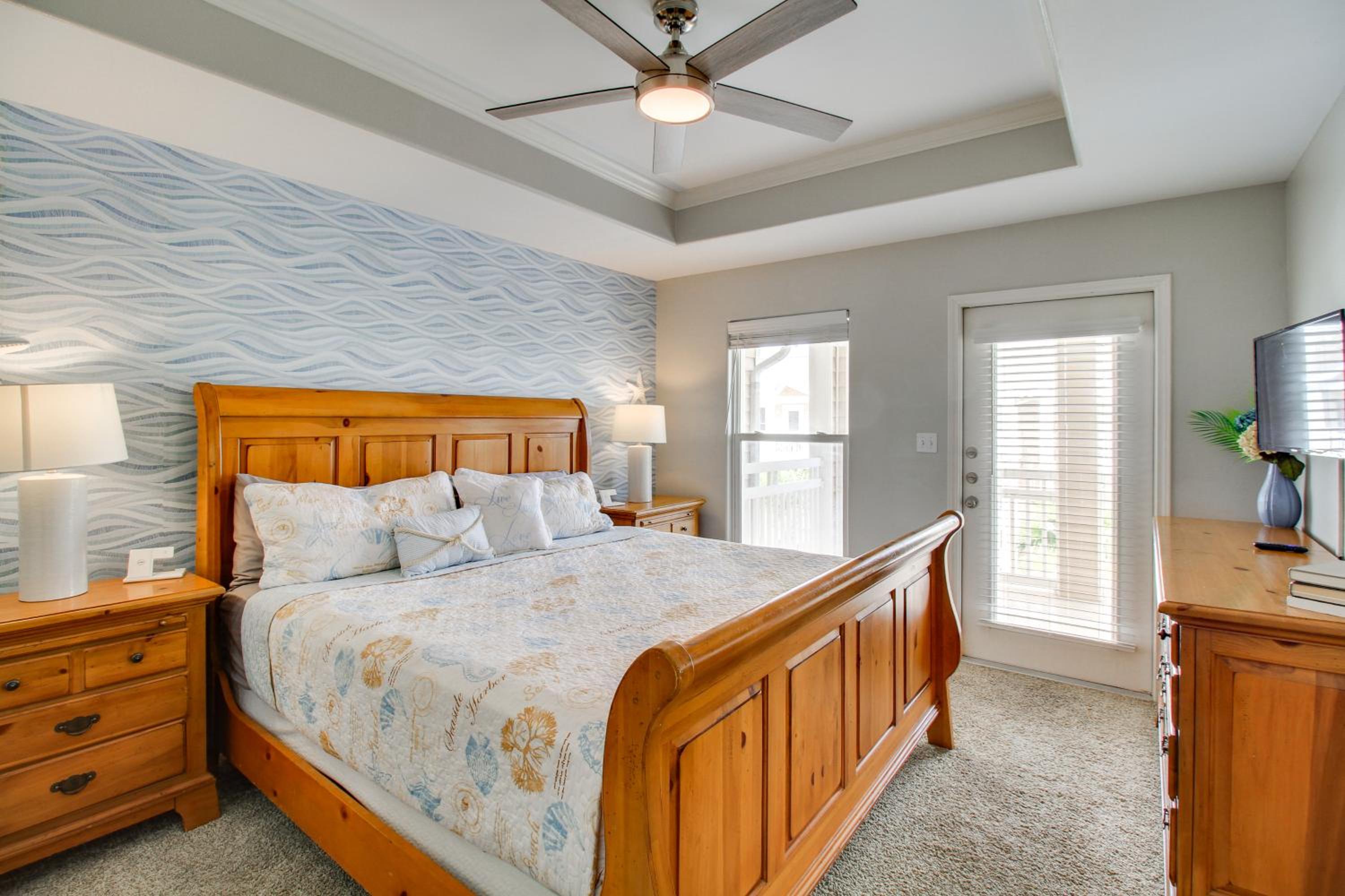 Walk to Beach and Dining Corpus Christi Townhome