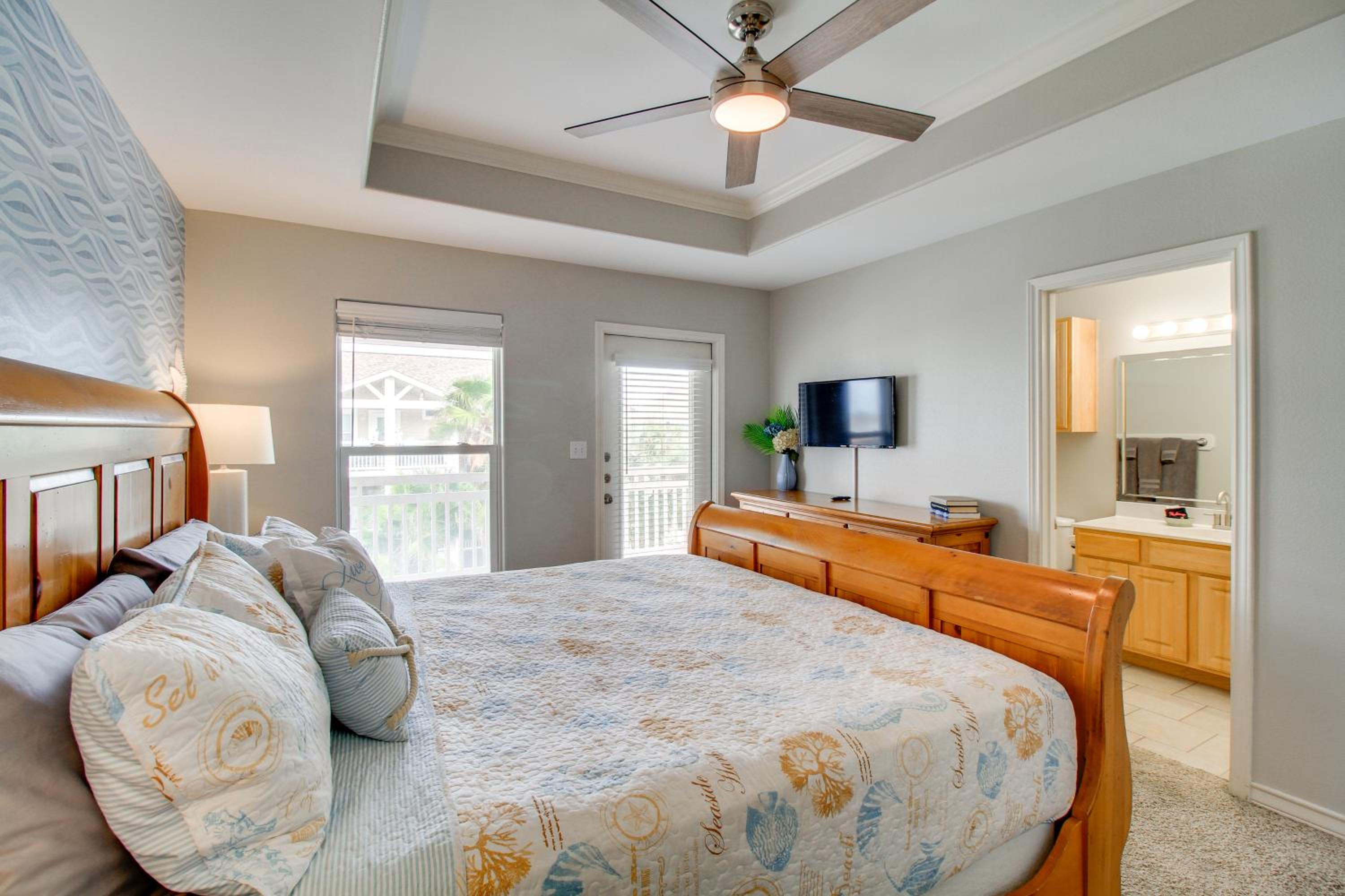 Walk to Beach and Dining Corpus Christi Townhome