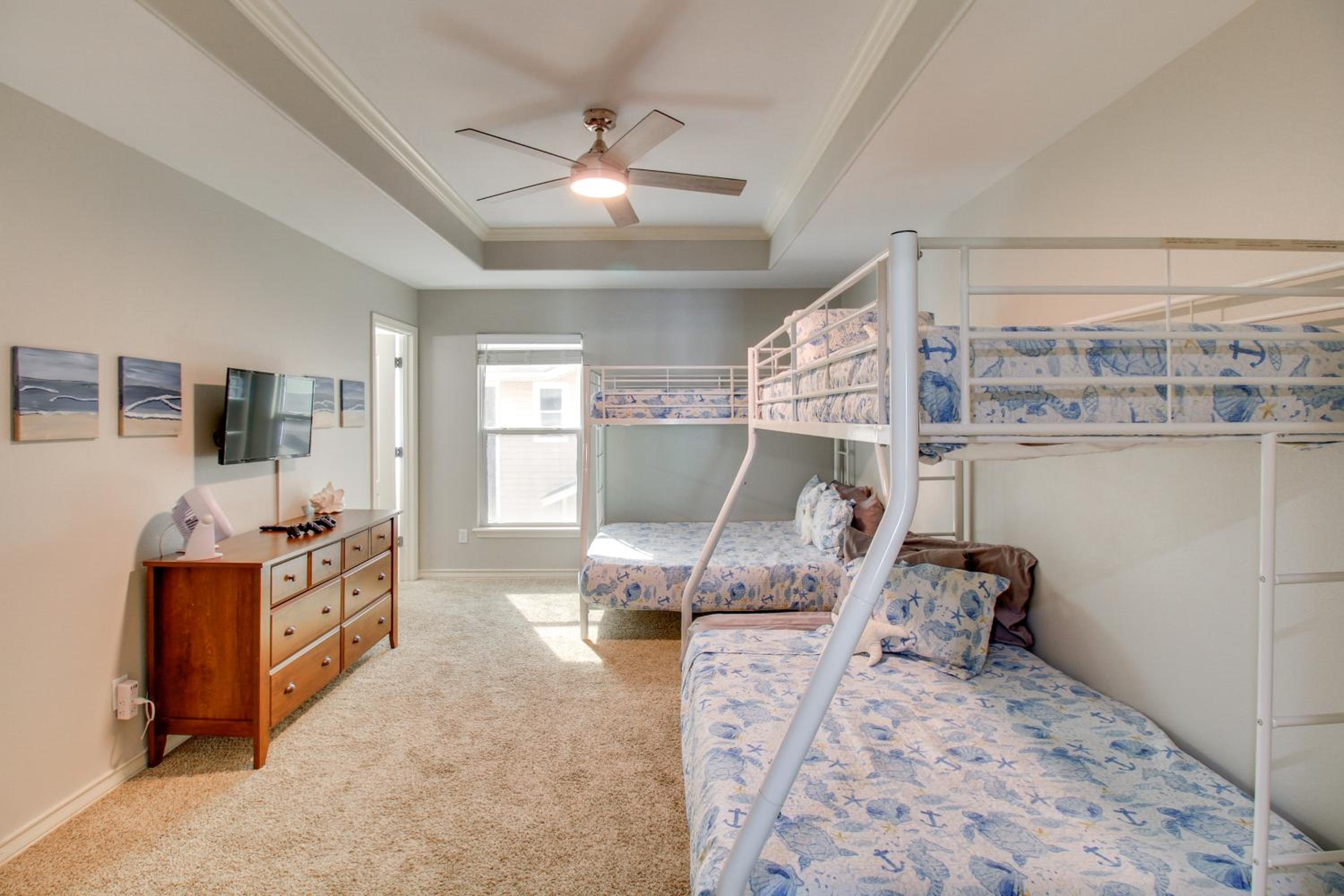 Walk to Beach and Dining Corpus Christi Townhome