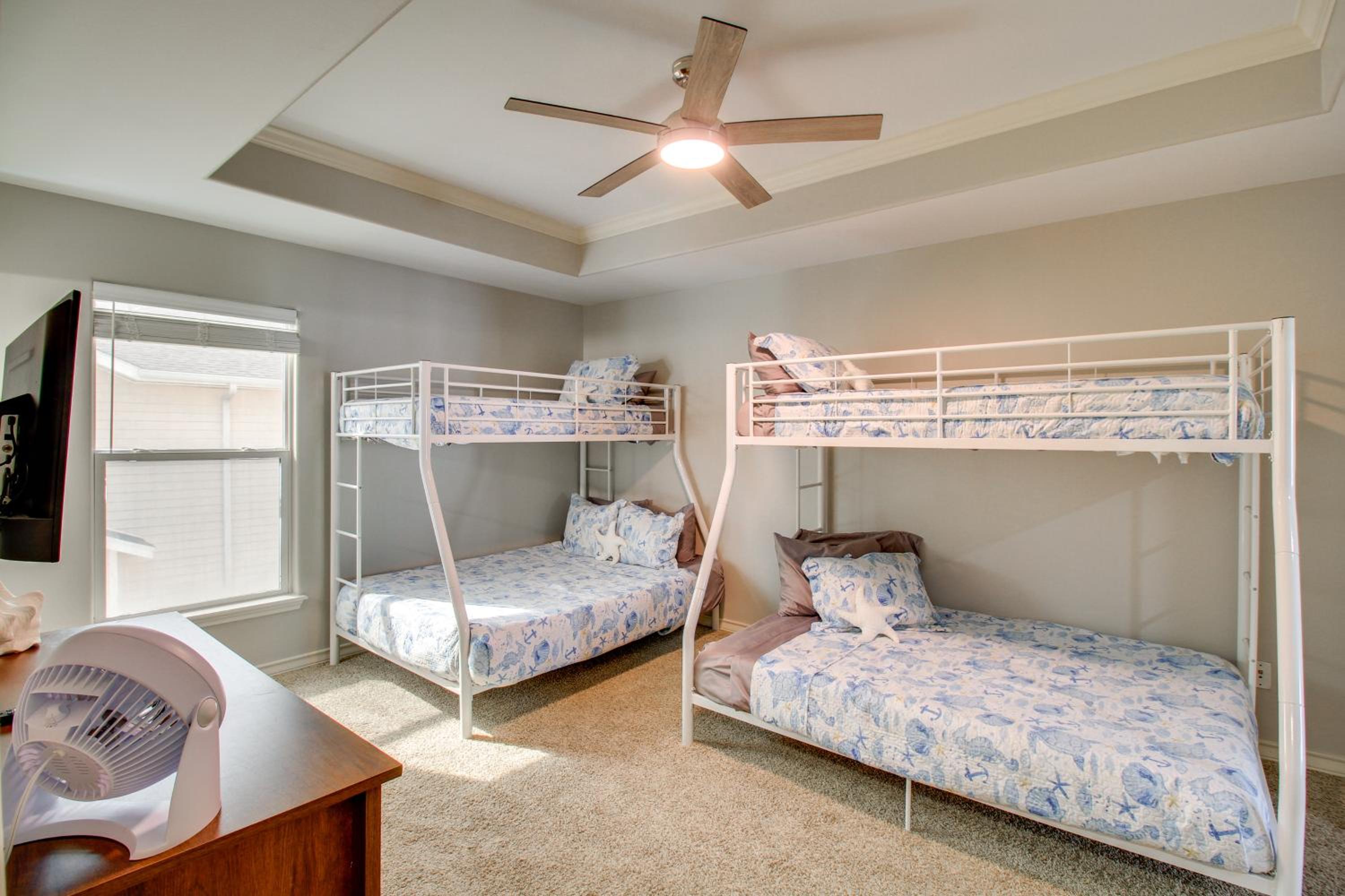 Walk to Beach and Dining Corpus Christi Townhome