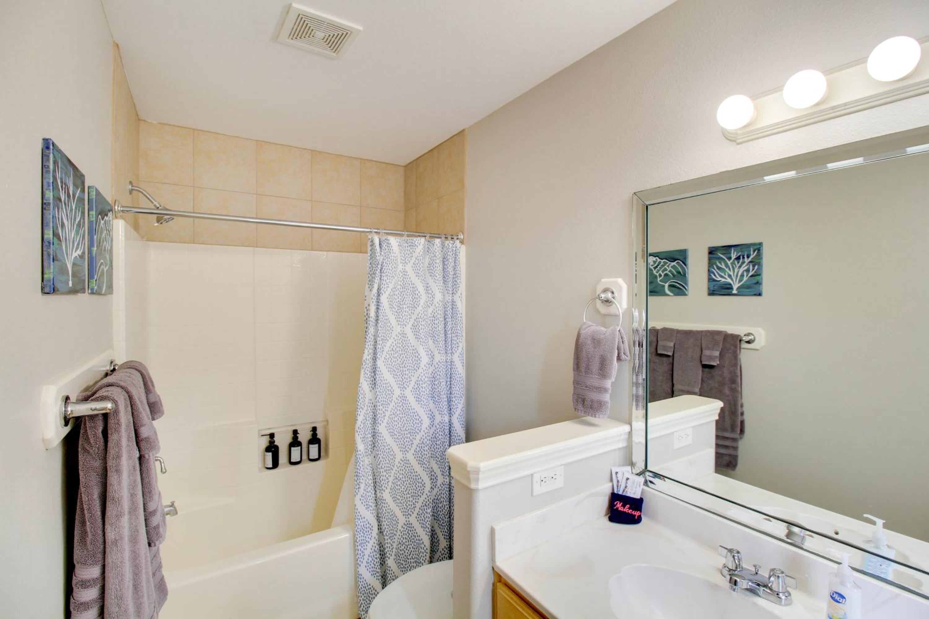 Walk to Beach and Dining Corpus Christi Townhome