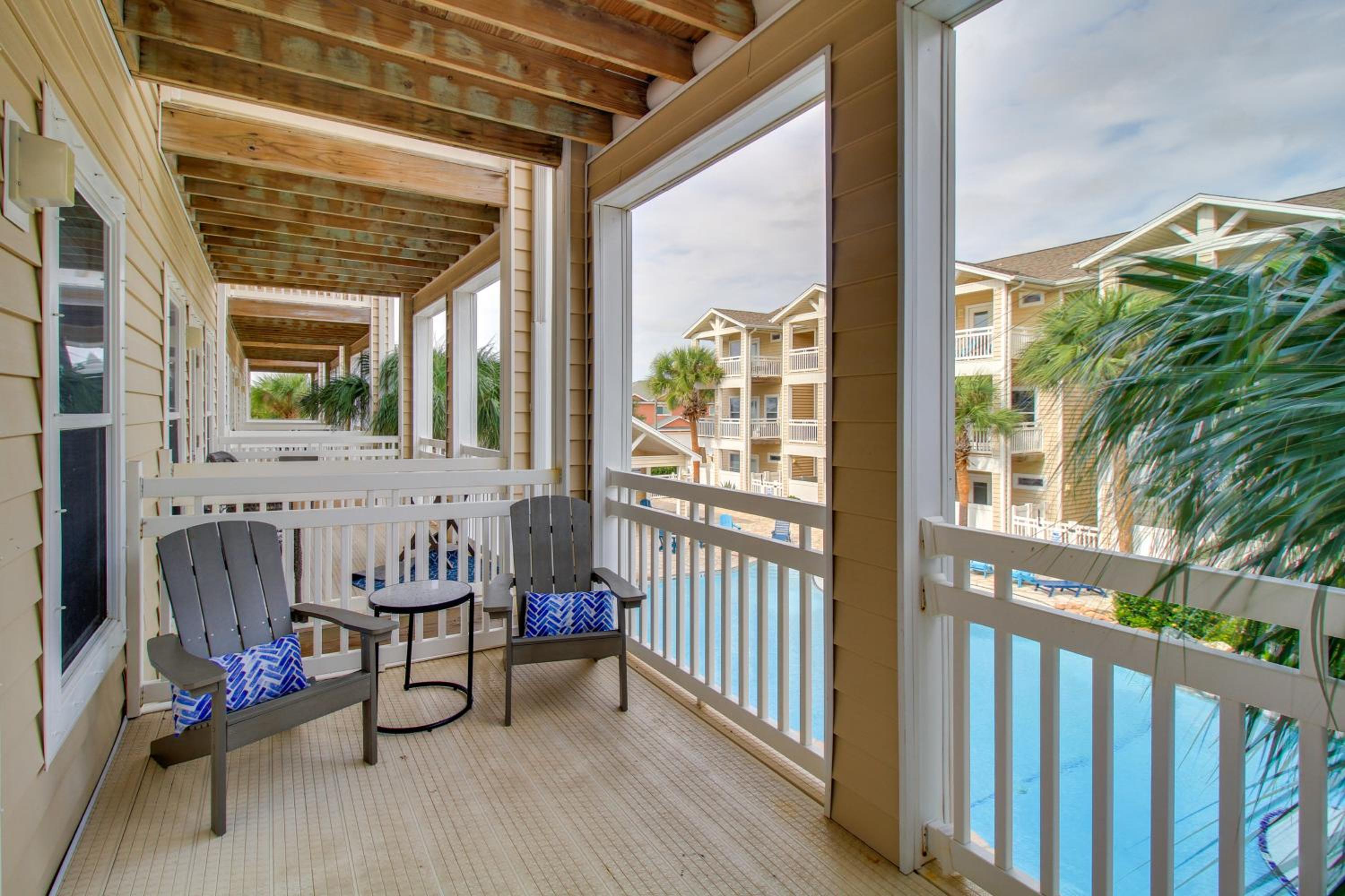 Walk to Beach and Dining Corpus Christi Townhome