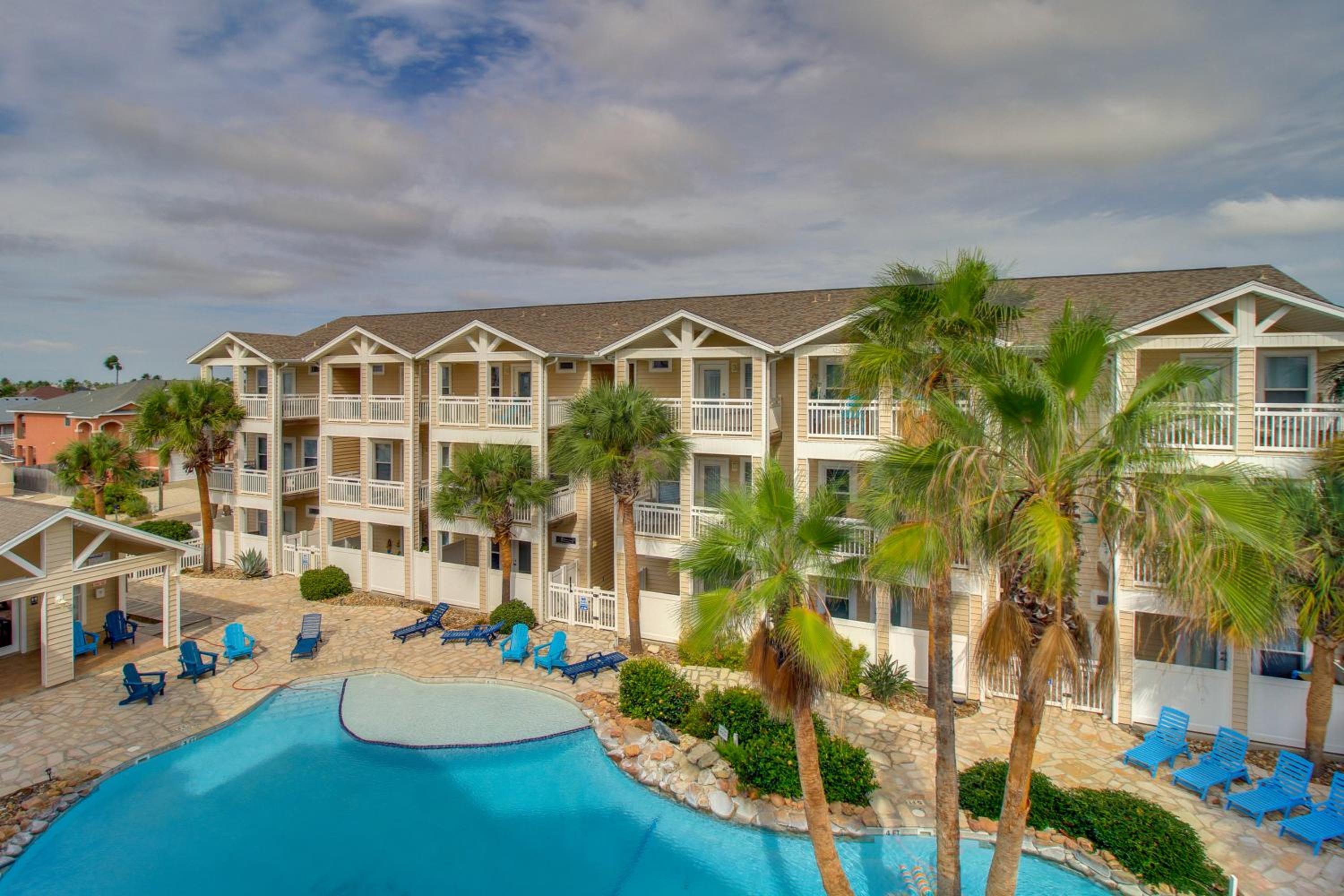 Walk to Beach and Dining Corpus Christi Townhome