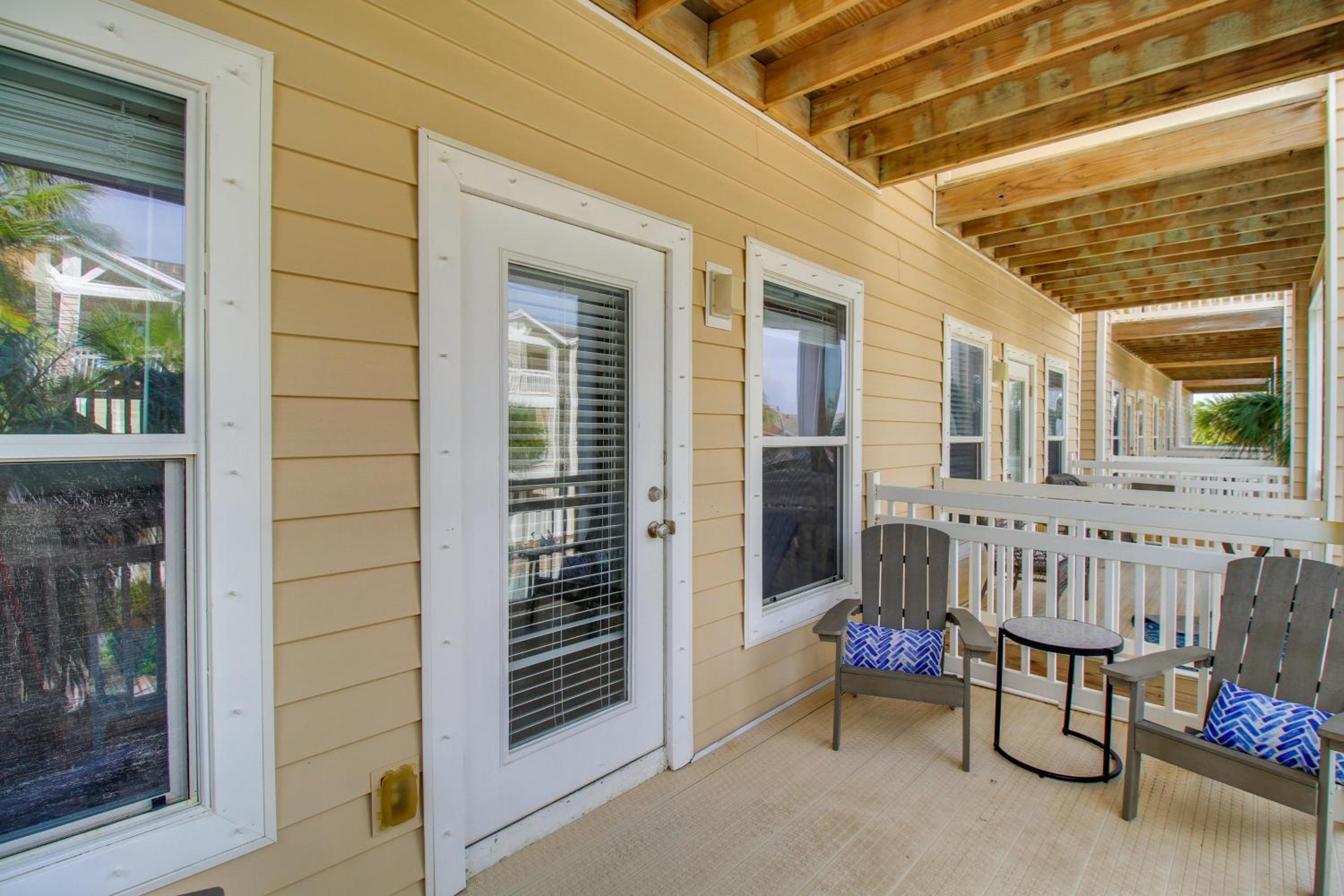 Walk to Beach and Dining Corpus Christi Townhome