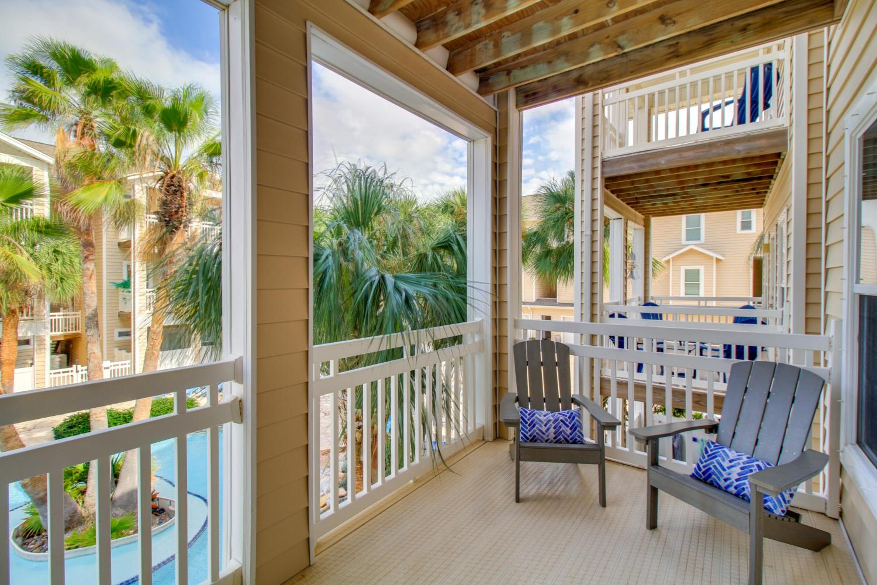 Walk to Beach and Dining Corpus Christi Townhome