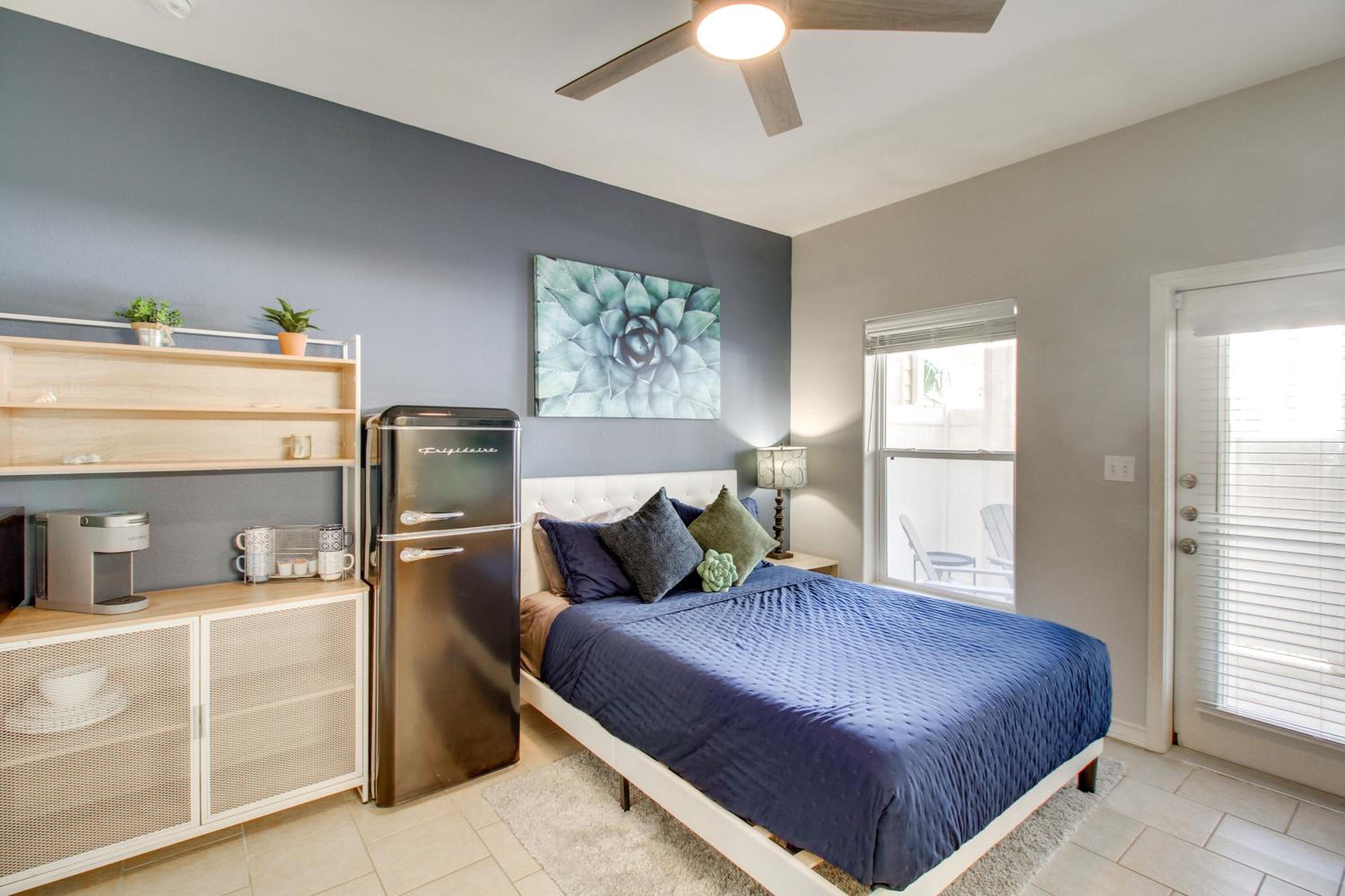 Walk to Beach and Dining Corpus Christi Townhome